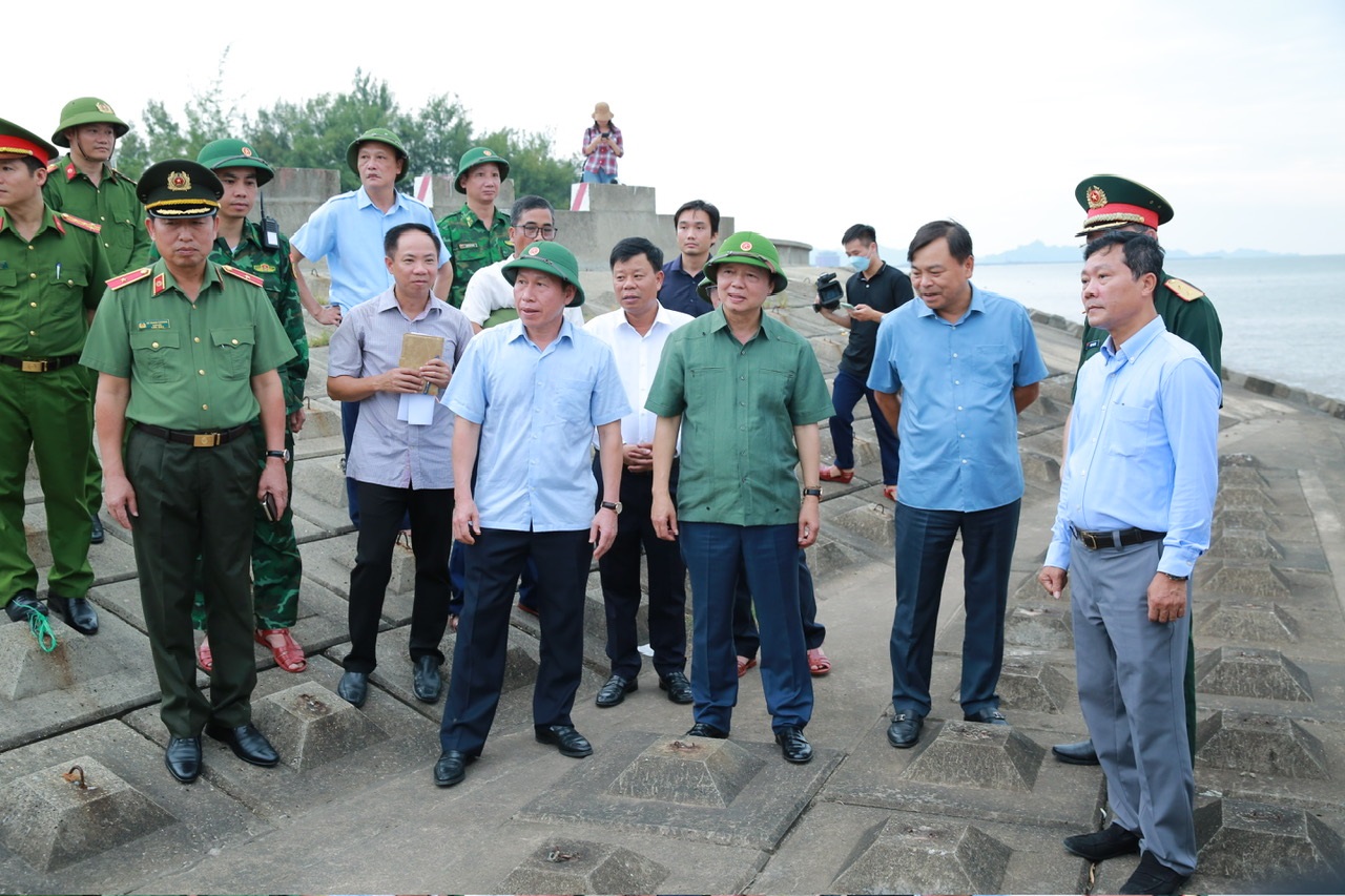 Phó Thủ tướng Trần Hồng Hà thị sát, kiểm tra việc phòng chống bão số 3 tại Quảng Ninh và Hải Phòng- Ảnh 12. Phó Thủ tướng Trần Hồng Hà thị sát, kiểm tra việc phòng chống bão số 3 tại Quảng Ninh và Hải Phòng- Ảnh 12.
