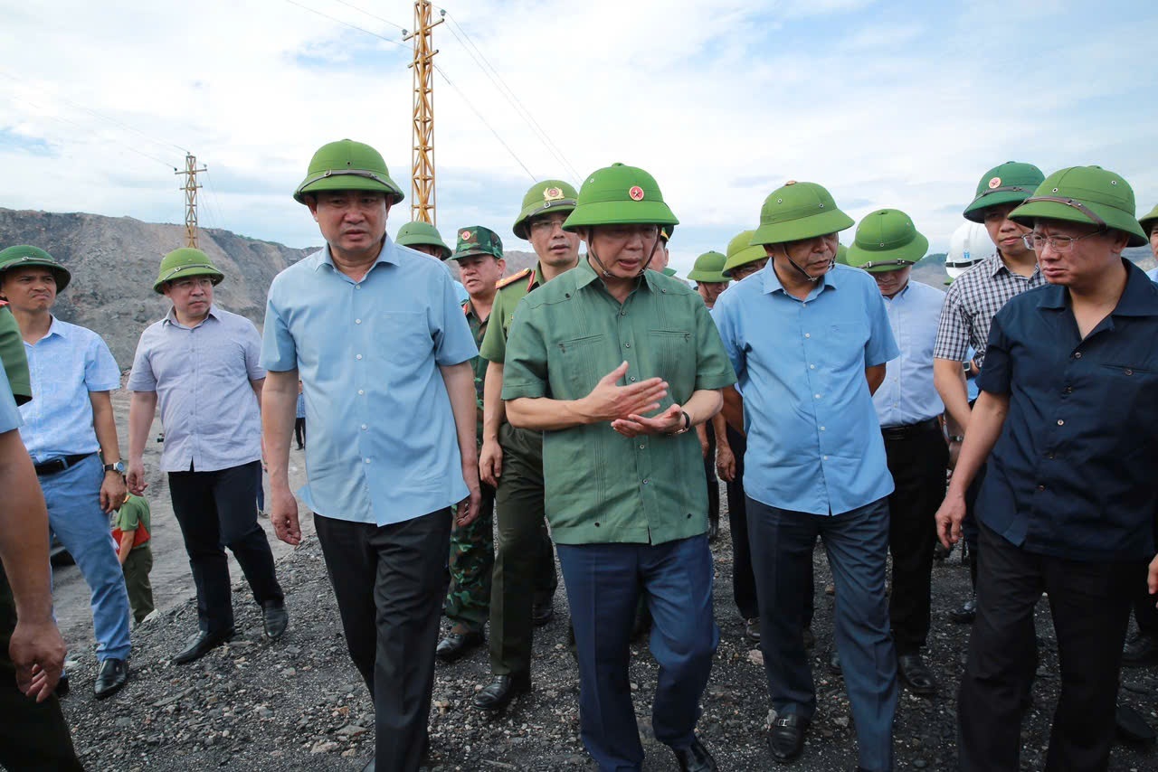 Thực hiện mọi biện pháp cần thiết, tuyệt đối không được có tư tưởng chủ quan- Ảnh 4. Thực hiện mọi biện pháp cần thiết, tuyệt đối không được có tư tưởng chủ quan- Ảnh 4.