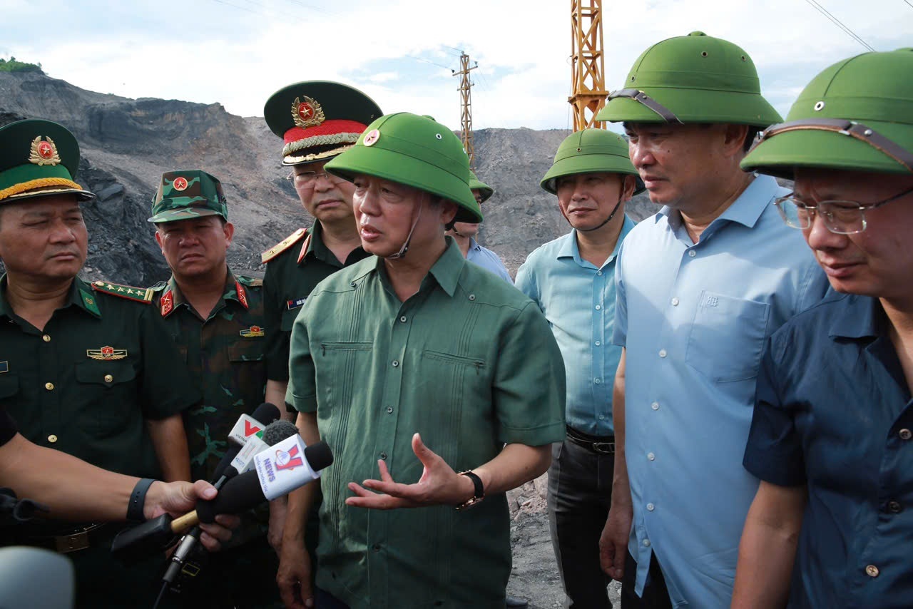 Thực hiện mọi biện pháp cần thiết, tuyệt đối không được có tư tưởng chủ quan- Ảnh 3. Thực hiện mọi biện pháp cần thiết, tuyệt đối không được có tư tưởng chủ quan- Ảnh 3.