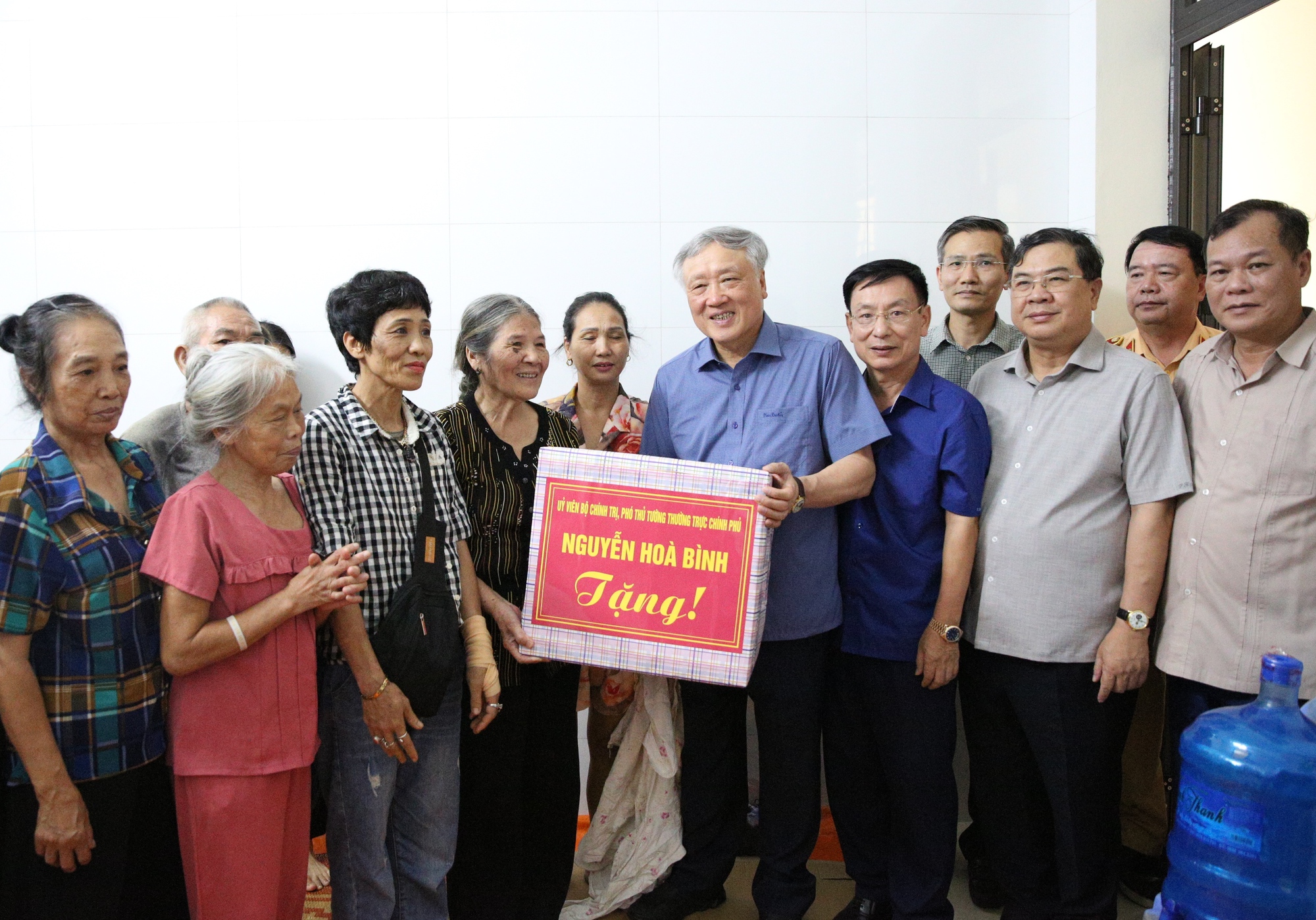 Phó Thủ tướng Thường trực kiểm tra công tác khắc phục hậu quả cơn bão số 3 tại Nam Định- Ảnh 4. Phó Thủ tướng Thường trực kiểm tra công tác khắc phục hậu quả cơn bão số 3 tại Nam Định- Ảnh 4.