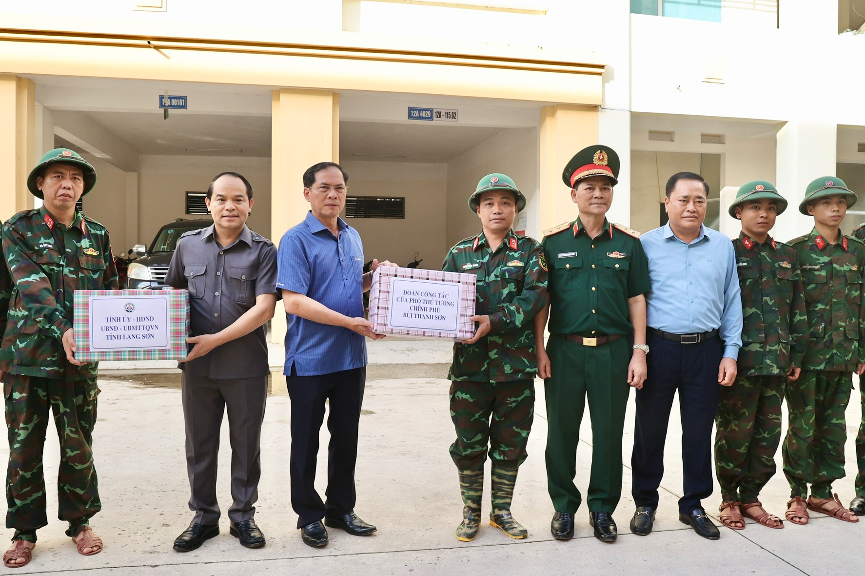Phó Thủ tướng Bùi Thanh Sơn thị sát công tác ứng phó mưa lũ, thăm bà con tại 2 huyện bị ngập lụt tại Lạng Sơn- Ảnh 4. Phó Thủ tướng Bùi Thanh Sơn thị sát công tác ứng phó mưa lũ, thăm bà con tại 2 huyện bị ngập lụt tại Lạng Sơn- Ảnh 4.
