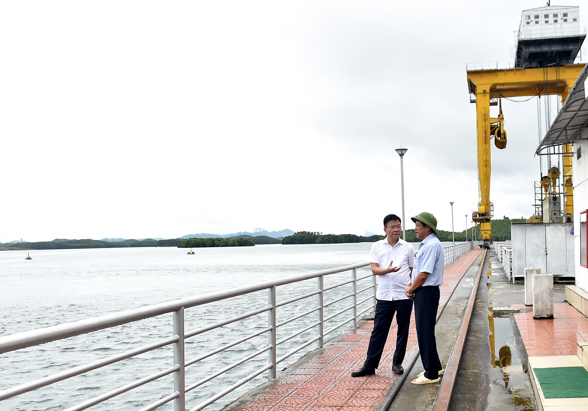 Phó Thủ tướng Lê Thành Long kiểm tra tình hình hồ thủy điện Thác Bà- Ảnh 1. Phó Thủ tướng Lê Thành Long kiểm tra tình hình hồ thủy điện Thác Bà- Ảnh 1.