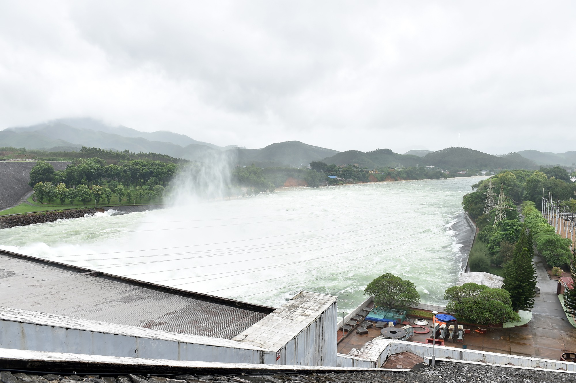 Phó Thủ tướng Lê Thành Long kiểm tra tình hình hồ thủy điện Thác Bà- Ảnh 4. Phó Thủ tướng Lê Thành Long kiểm tra tình hình hồ thủy điện Thác Bà- Ảnh 4.