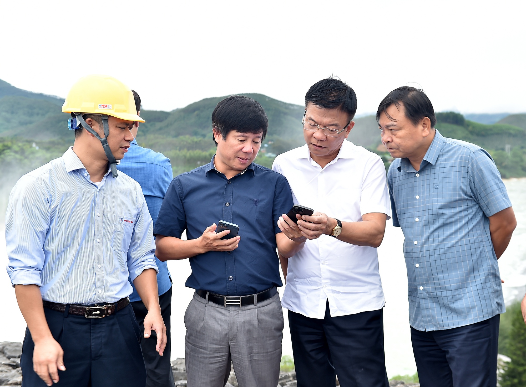 Phó Thủ tướng Lê Thành Long kiểm tra tình hình hồ thủy điện Thác Bà- Ảnh 2. Phó Thủ tướng Lê Thành Long kiểm tra tình hình hồ thủy điện Thác Bà- Ảnh 2.