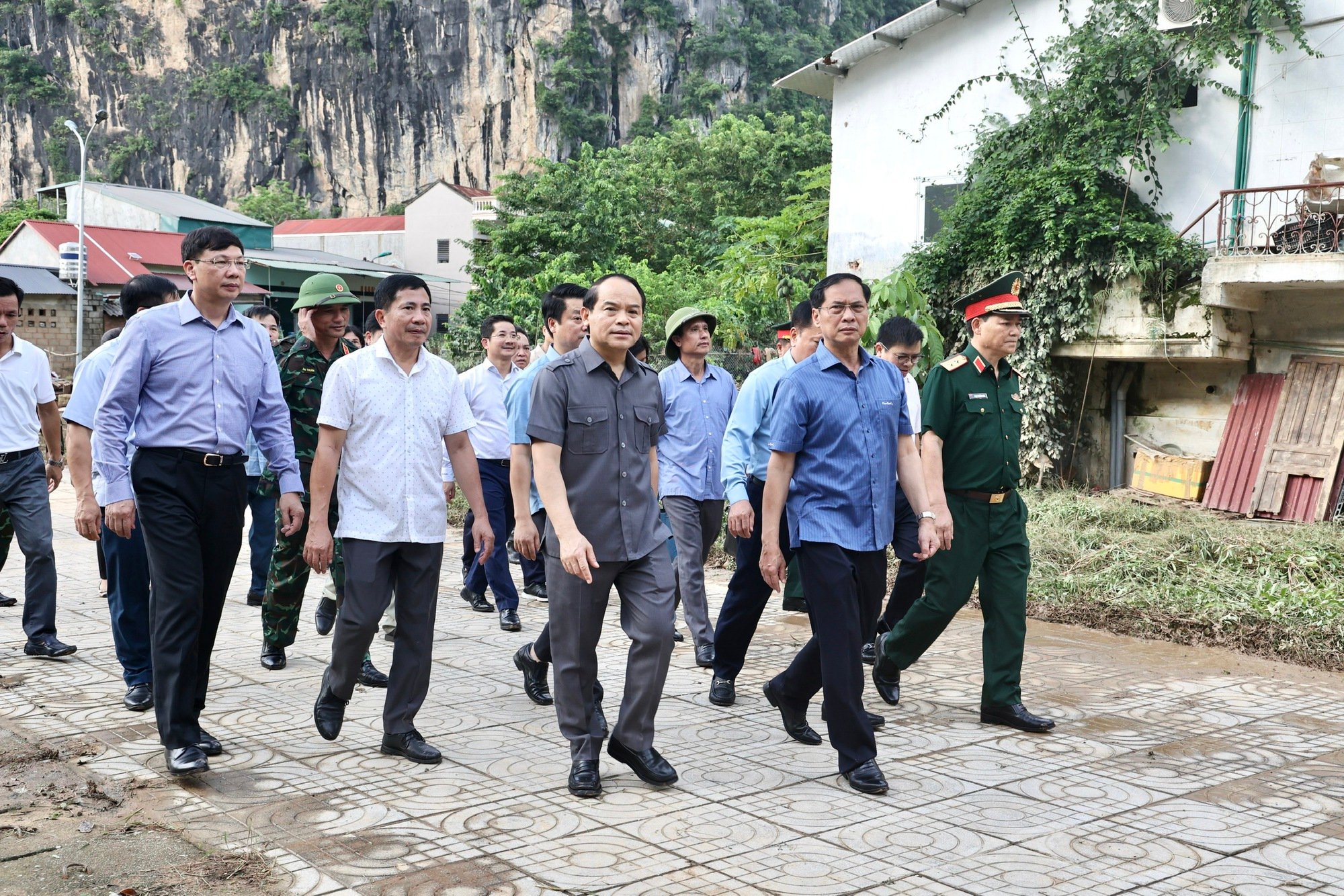 Phó Thủ tướng Bùi Thanh Sơn thị sát công tác ứng phó mưa lũ, thăm bà con tại 2 huyện bị ngập lụt tại Lạng Sơn- Ảnh 1. Phó Thủ tướng Bùi Thanh Sơn thị sát công tác ứng phó mưa lũ, thăm bà con tại 2 huyện bị ngập lụt tại Lạng Sơn- Ảnh 1.