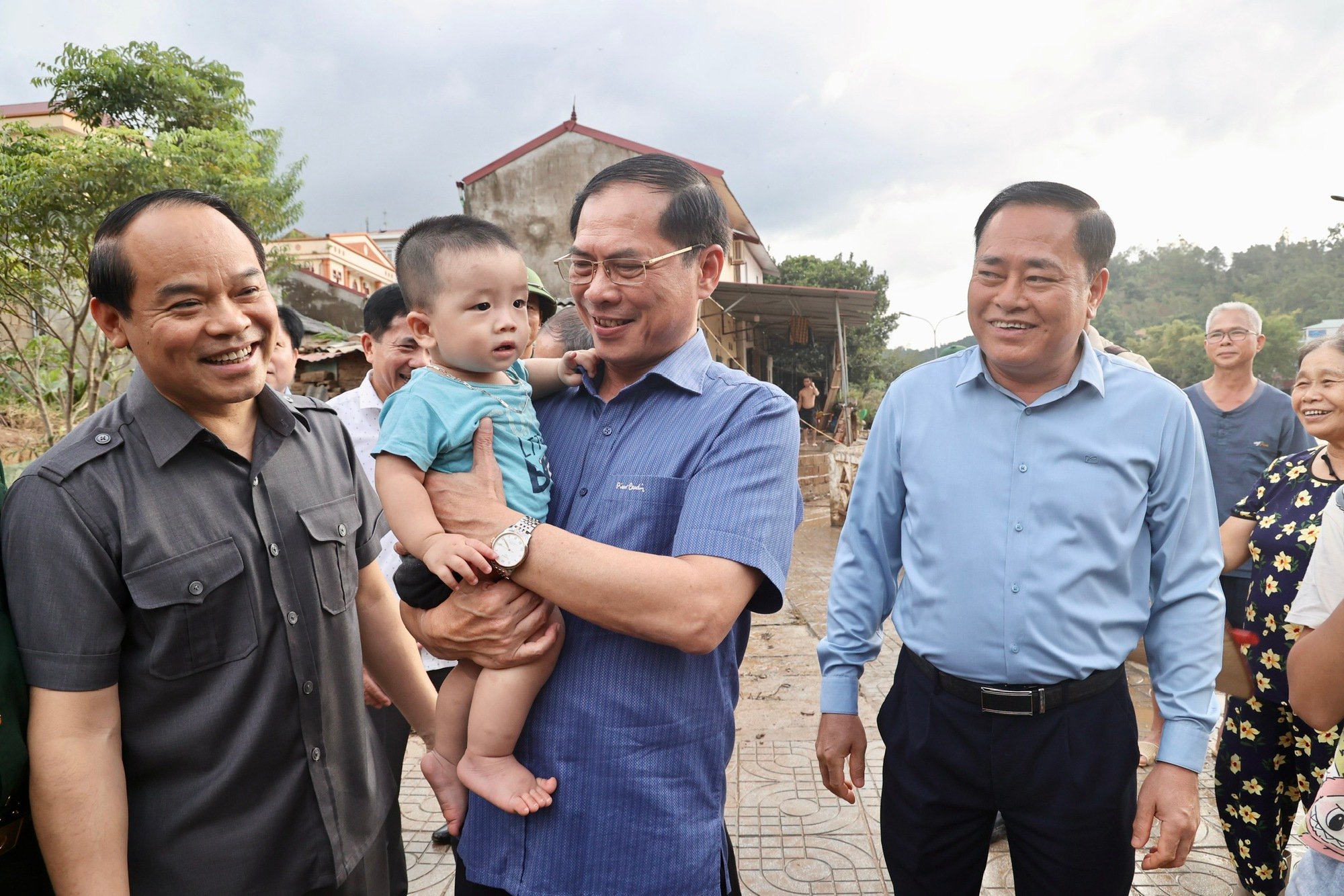Phó Thủ tướng Bùi Thanh Sơn thị sát công tác ứng phó mưa lũ, thăm bà con tại 2 huyện bị ngập lụt tại Lạng Sơn- Ảnh 6. Phó Thủ tướng Bùi Thanh Sơn thị sát công tác ứng phó mưa lũ, thăm bà con tại 2 huyện bị ngập lụt tại Lạng Sơn- Ảnh 6.