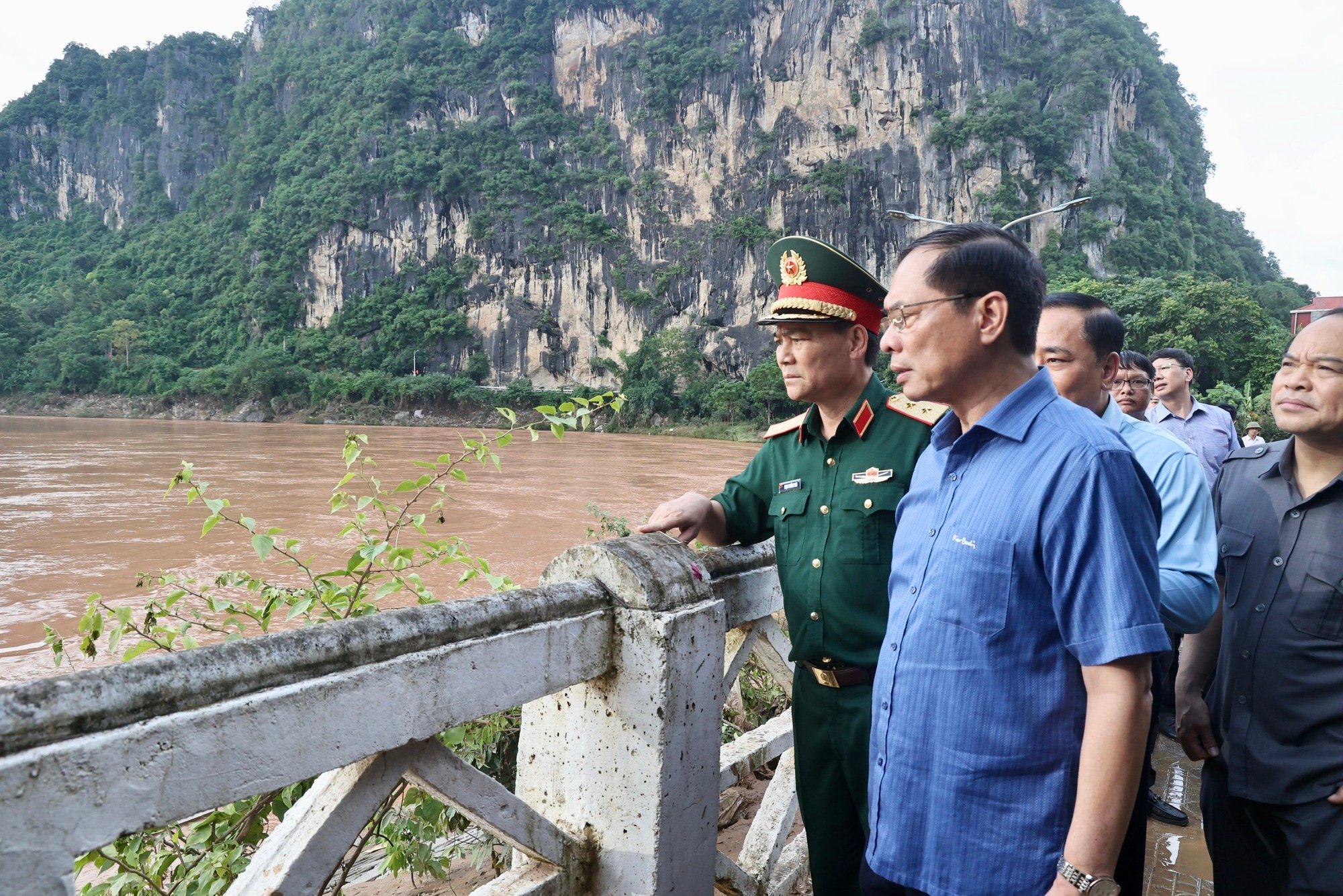 Phó Thủ tướng Bùi Thanh Sơn thị sát công tác ứng phó mưa lũ, thăm bà con tại 2 huyện bị ngập lụt tại Lạng Sơn- Ảnh 2. Phó Thủ tướng Bùi Thanh Sơn thị sát công tác ứng phó mưa lũ, thăm bà con tại 2 huyện bị ngập lụt tại Lạng Sơn- Ảnh 2.