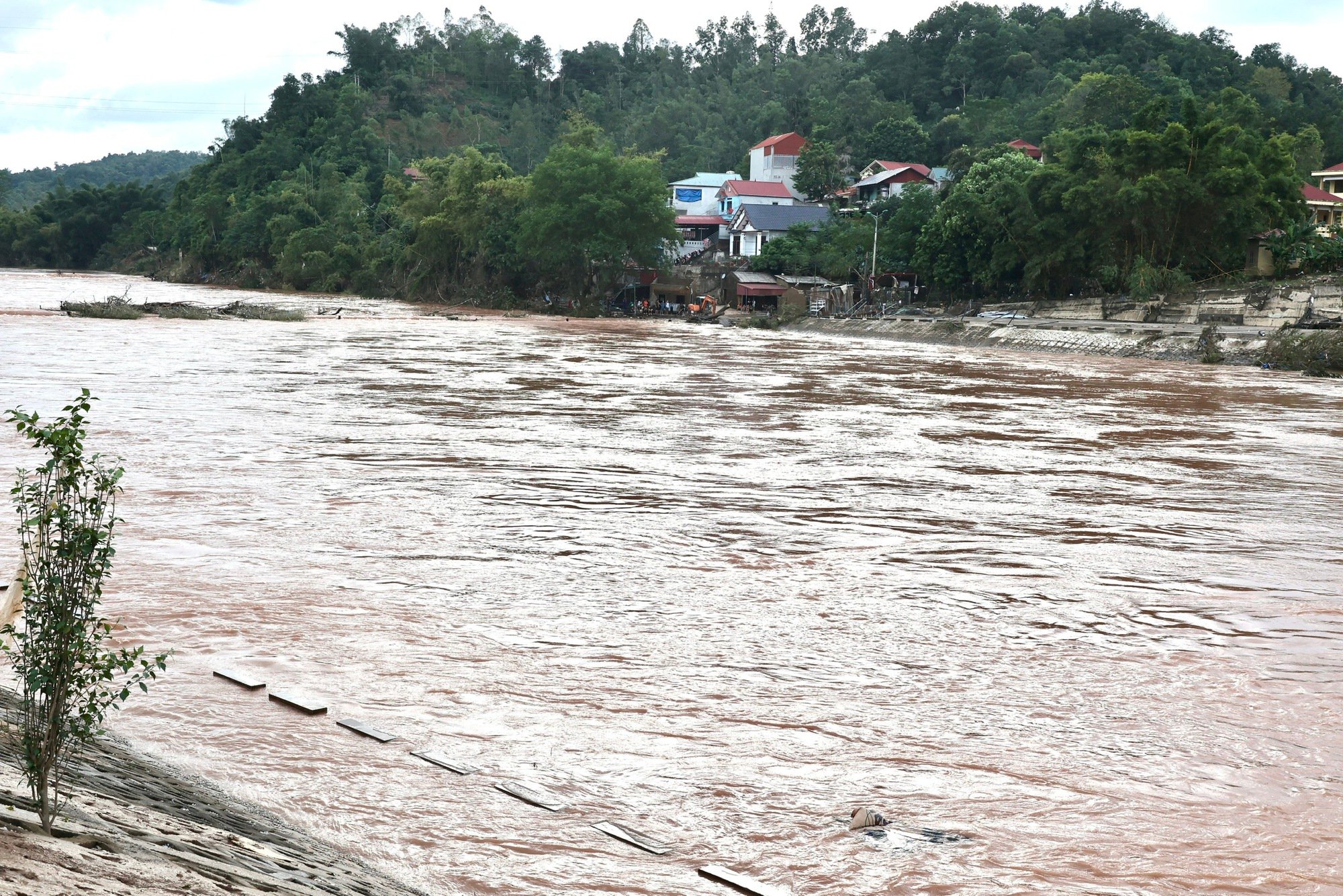 Phó Thủ tướng Bùi Thanh Sơn thị sát công tác ứng phó mưa lũ, thăm bà con tại 2 huyện bị ngập lụt tại Lạng Sơn- Ảnh 3. Phó Thủ tướng Bùi Thanh Sơn thị sát công tác ứng phó mưa lũ, thăm bà con tại 2 huyện bị ngập lụt tại Lạng Sơn- Ảnh 3.