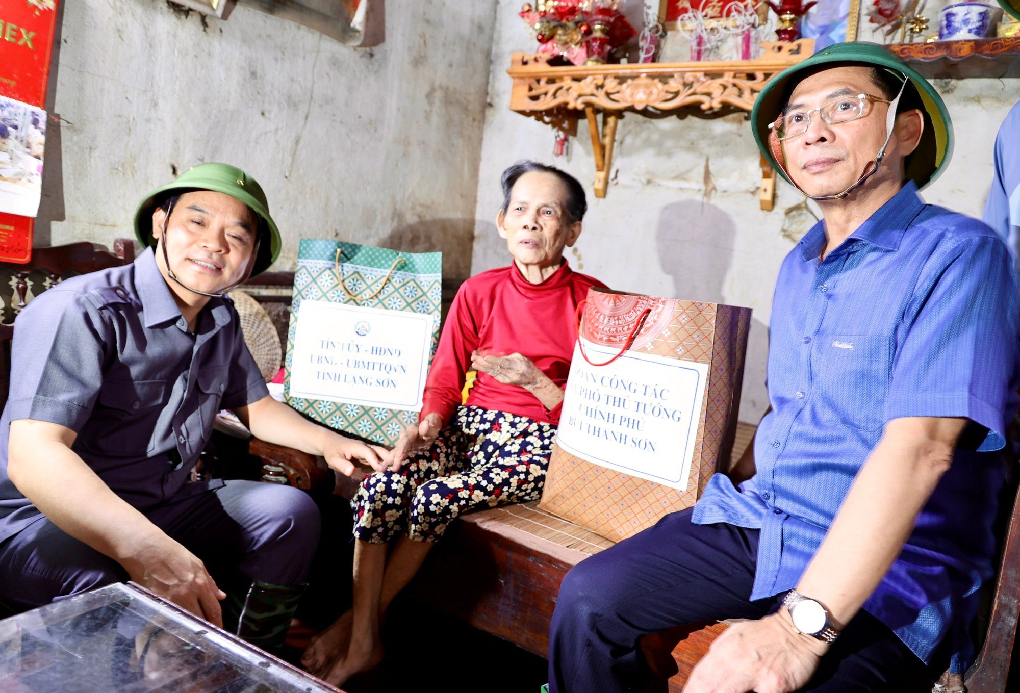 Phó Thủ tướng Bùi Thanh Sơn thị sát công tác ứng phó mưa lũ, thăm bà con tại 2 huyện bị ngập lụt tại Lạng Sơn- Ảnh 10. Phó Thủ tướng Bùi Thanh Sơn thị sát công tác ứng phó mưa lũ, thăm bà con tại 2 huyện bị ngập lụt tại Lạng Sơn- Ảnh 10.