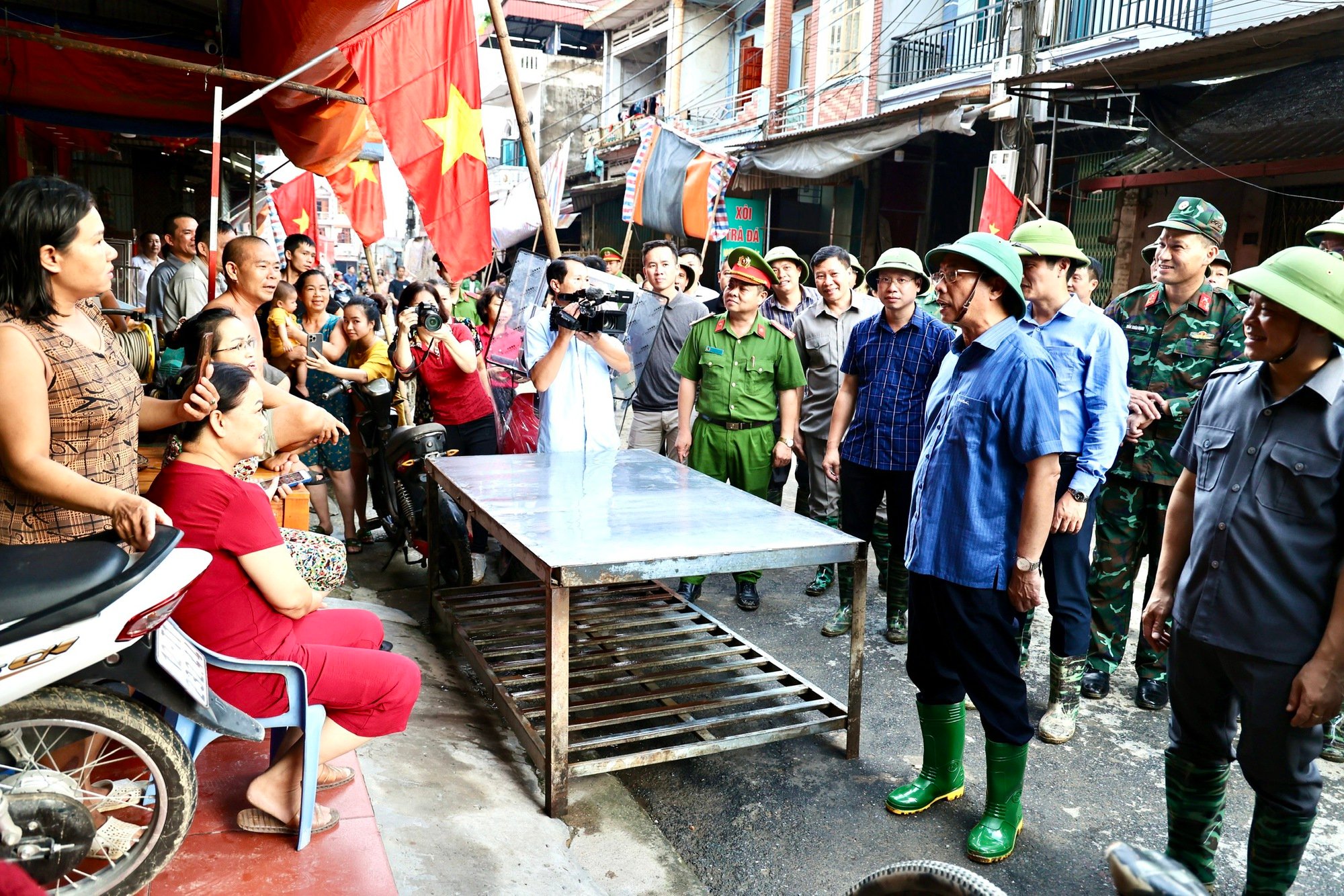 Phó Thủ tướng Bùi Thanh Sơn thị sát công tác ứng phó mưa lũ, thăm bà con tại 2 huyện bị ngập lụt tại Lạng Sơn- Ảnh 9. Phó Thủ tướng Bùi Thanh Sơn thị sát công tác ứng phó mưa lũ, thăm bà con tại 2 huyện bị ngập lụt tại Lạng Sơn- Ảnh 9.