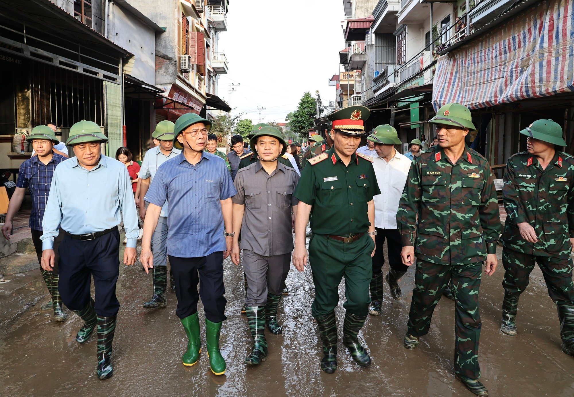 Phó Thủ tướng Bùi Thanh Sơn thị sát công tác ứng phó mưa lũ, thăm bà con tại 2 huyện bị ngập lụt tại Lạng Sơn- Ảnh 7. Phó Thủ tướng Bùi Thanh Sơn thị sát công tác ứng phó mưa lũ, thăm bà con tại 2 huyện bị ngập lụt tại Lạng Sơn- Ảnh 7.