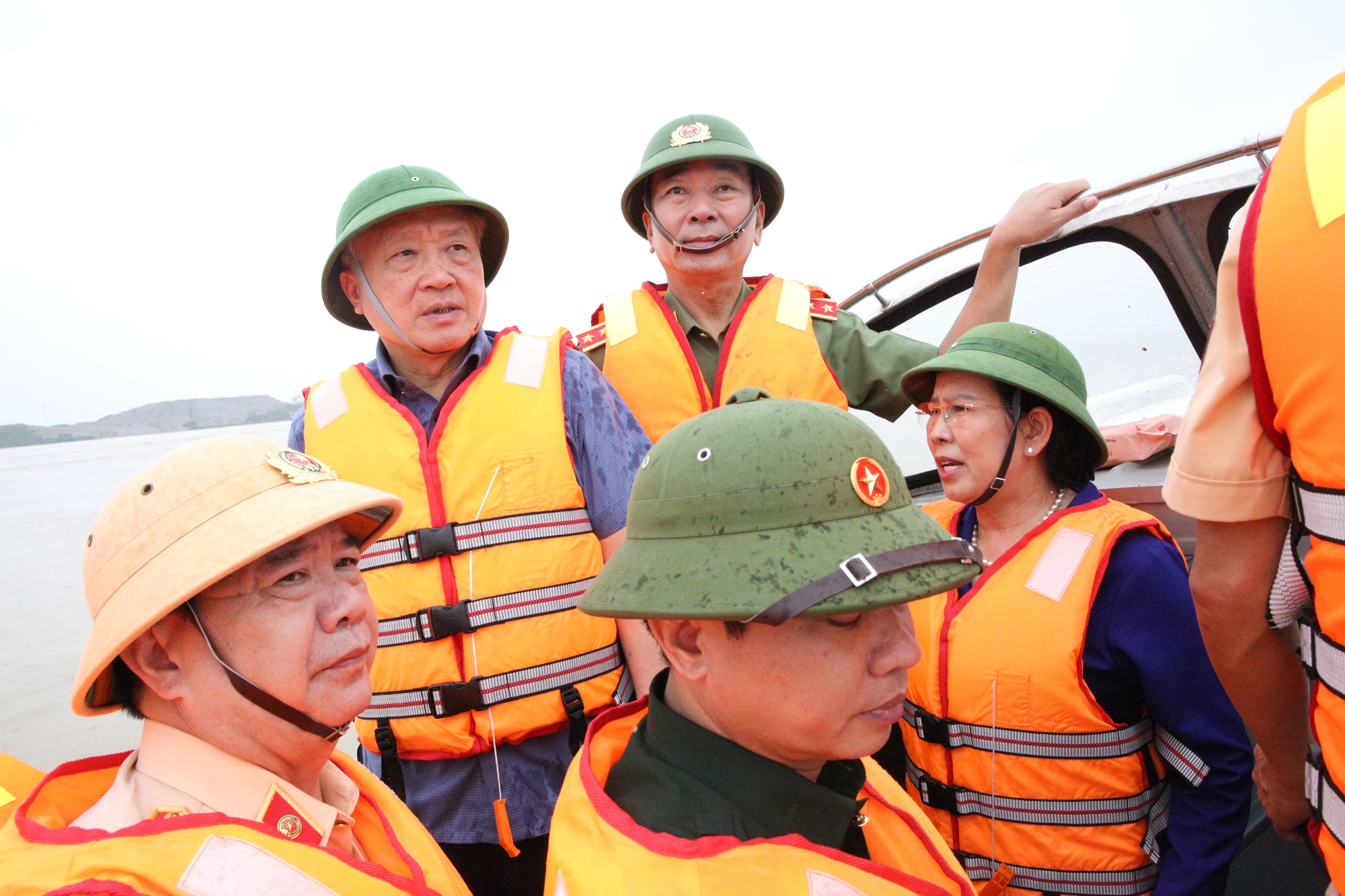 Phó Thủ tướng Thường trực Nguyễn Hòa Bình thị sát, kiểm tra công tác phòng, chống lũ tại Hà Nam- Ảnh 1. Phó Thủ tướng Thường trực Nguyễn Hòa Bình thị sát, kiểm tra công tác phòng, chống lũ tại Hà Nam- Ảnh 1.