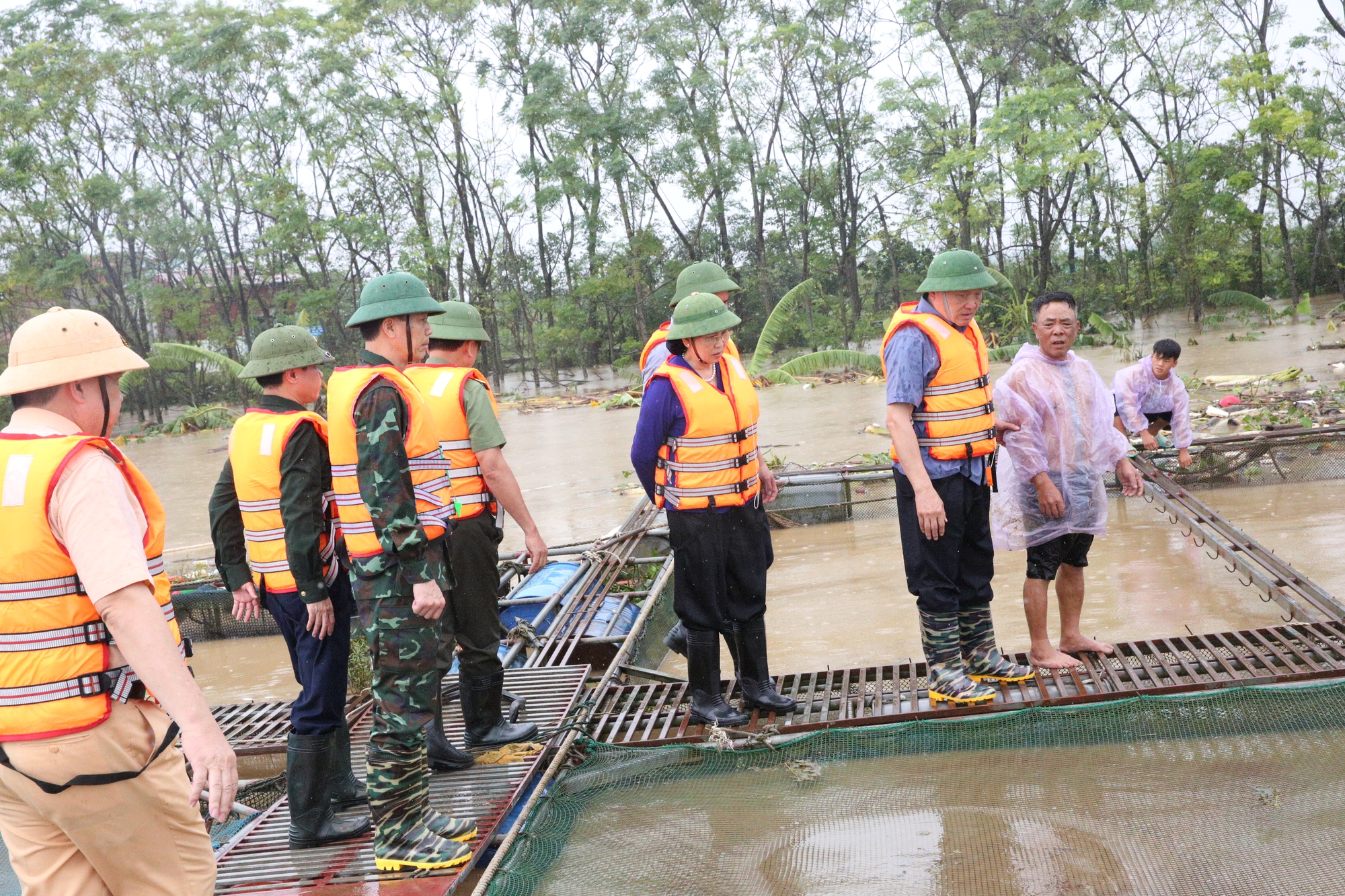 Phó Thủ tướng Thường trực Nguyễn Hòa Bình thị sát, kiểm tra công tác phòng, chống lũ tại Hà Nam- Ảnh 2. Phó Thủ tướng Thường trực Nguyễn Hòa Bình thị sát, kiểm tra công tác phòng, chống lũ tại Hà Nam- Ảnh 2.