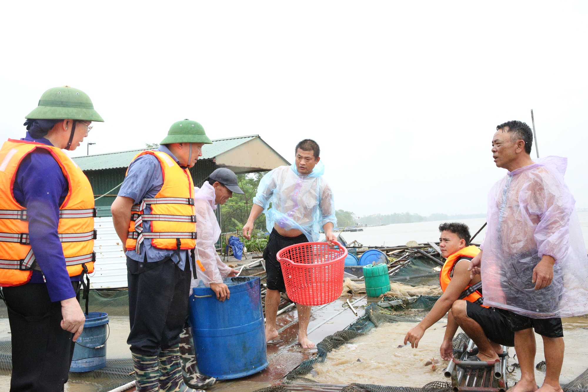 Phó Thủ tướng Thường trực Nguyễn Hòa Bình thị sát, kiểm tra công tác phòng, chống lũ tại Hà Nam- Ảnh 3. Phó Thủ tướng Thường trực Nguyễn Hòa Bình thị sát, kiểm tra công tác phòng, chống lũ tại Hà Nam- Ảnh 3.