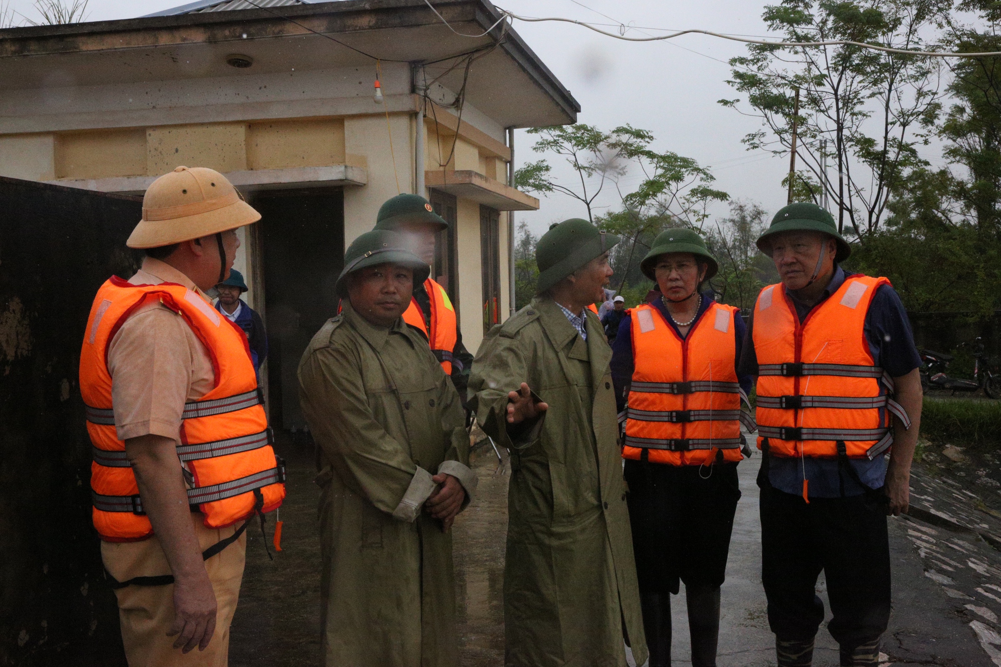 Phó Thủ tướng Thường trực Nguyễn Hòa Bình thị sát, kiểm tra công tác phòng, chống lũ tại Hà Nam- Ảnh 4. Phó Thủ tướng Thường trực Nguyễn Hòa Bình thị sát, kiểm tra công tác phòng, chống lũ tại Hà Nam- Ảnh 4.