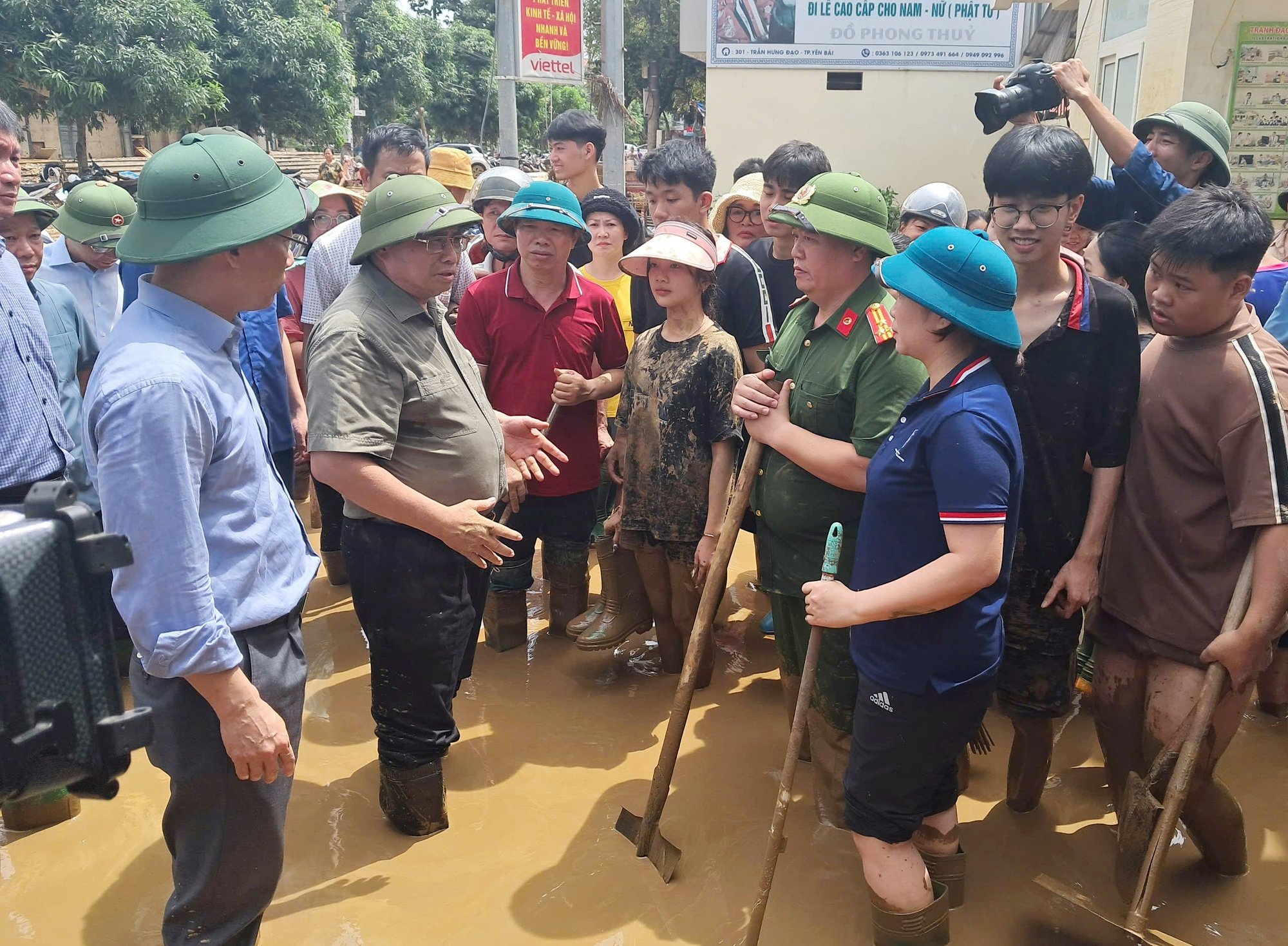 Thủ tướng Phạm Minh Chính tới Yên Bái chỉ đạo ứng phó, khắc phục hậu quả mưa lũ, thiên tai- Ảnh 4. Thủ tướng Phạm Minh Chính tới Yên Bái chỉ đạo ứng phó, khắc phục hậu quả mưa lũ, thiên tai- Ảnh 4.
