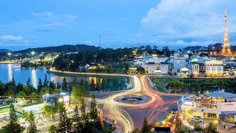 Lâm Đồng đẩy mạnh phát triển du lịch trở thành ngành kinh tế mũi nhọn- Ảnh 1. Lâm Đồng đẩy mạnh phát triển du lịch trở thành ngành kinh tế mũi nhọn- Ảnh 1.