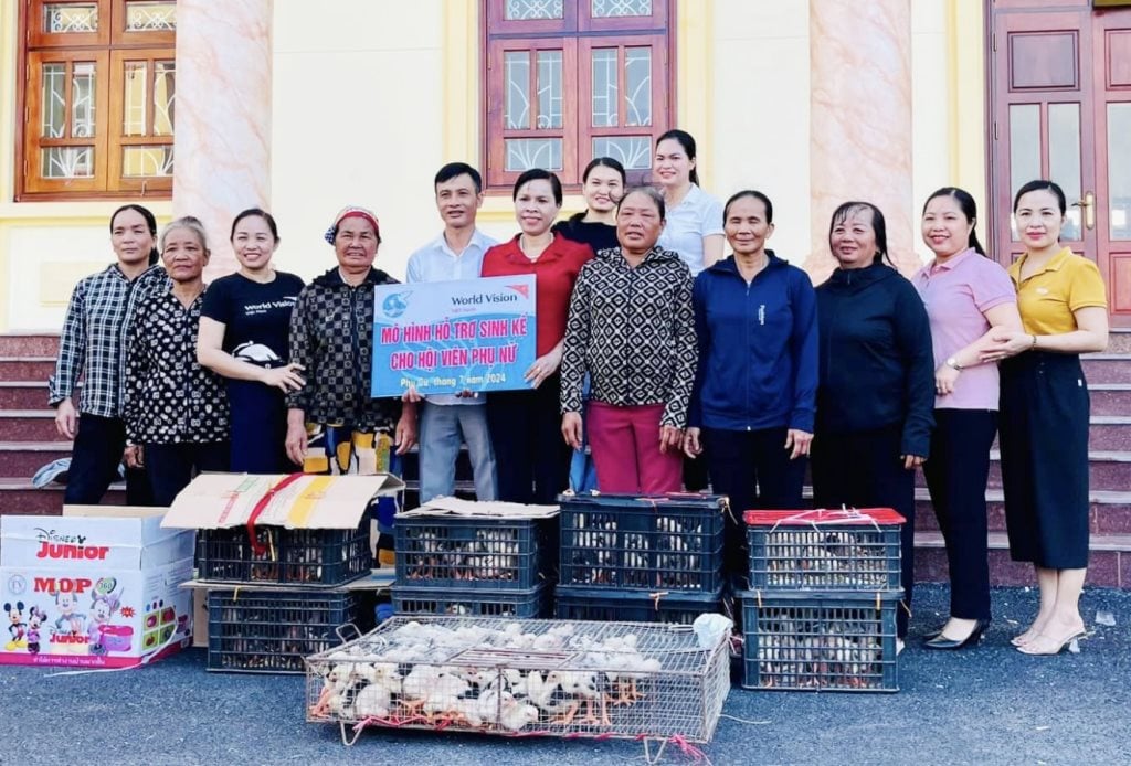 73103_hoi_lhpn_huyen_phu_cu_trao_ho_tro_sinh_ke_cho_hoi_vien_phu_nu_co_hoan_canh_kho_khan_trong_huyen_21193907.jpg