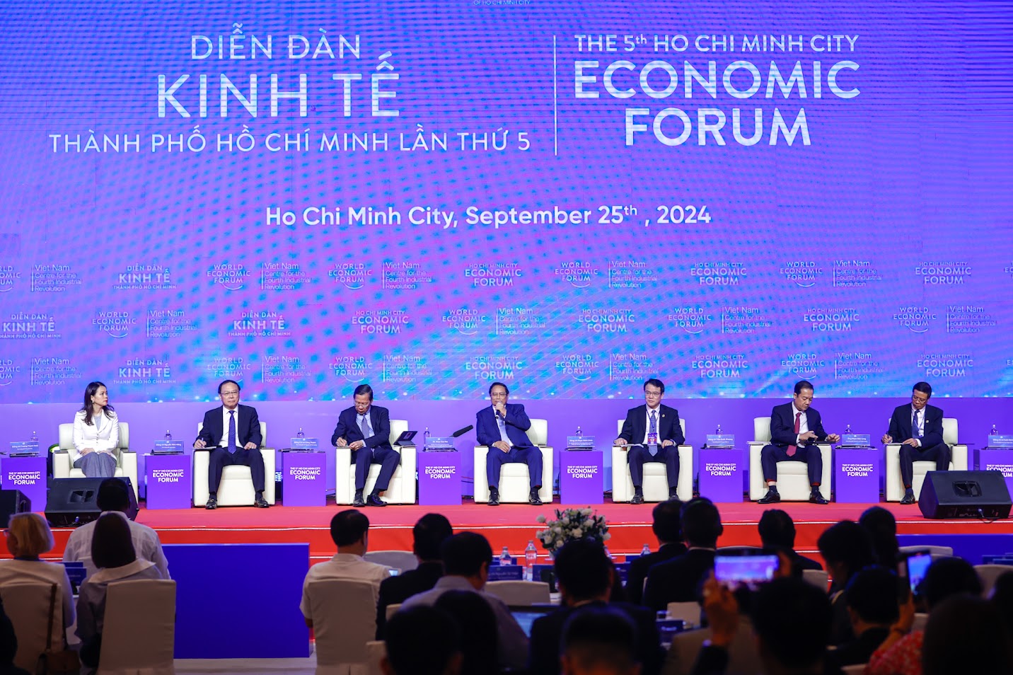 TỔNG THUẬT: DIỄN ĐÀN KINH TẾ TPHCM 2024 - THỦ TƯỚNG CHỦ TRÌ PHIÊN ĐỐI THOẠI CHÍNH SÁCH- Ảnh 3. TỔNG THUẬT: DIỄN ĐÀN KINH TẾ TPHCM 2024 - THỦ TƯỚNG CHỦ TRÌ PHIÊN ĐỐI THOẠI CHÍNH SÁCH- Ảnh 3.
