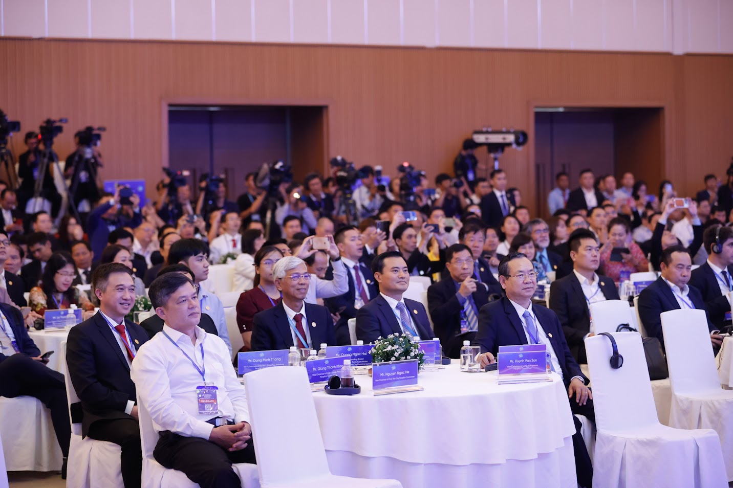 TỔNG THUẬT: DIỄN ĐÀN KINH TẾ TPHCM 2024 - THỦ TƯỚNG CHỦ TRÌ PHIÊN ĐỐI THOẠI CHÍNH SÁCH- Ảnh 4. TỔNG THUẬT: DIỄN ĐÀN KINH TẾ TPHCM 2024 - THỦ TƯỚNG CHỦ TRÌ PHIÊN ĐỐI THOẠI CHÍNH SÁCH- Ảnh 4.