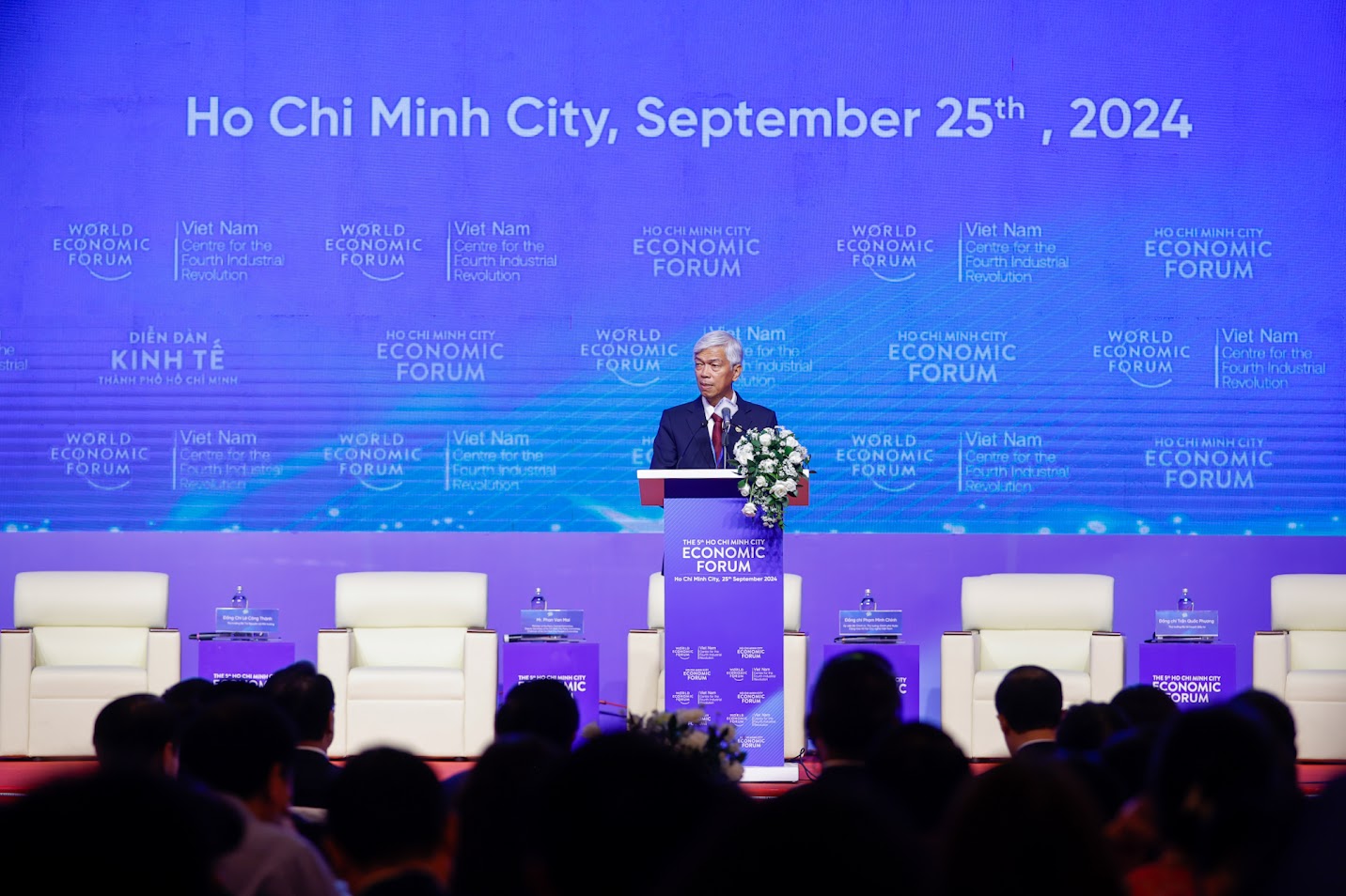 TỔNG THUẬT: DIỄN ĐÀN KINH TẾ TPHCM 2024 - THỦ TƯỚNG CHỦ TRÌ PHIÊN ĐỐI THOẠI CHÍNH SÁCH- Ảnh 2. TỔNG THUẬT: DIỄN ĐÀN KINH TẾ TPHCM 2024 - THỦ TƯỚNG CHỦ TRÌ PHIÊN ĐỐI THOẠI CHÍNH SÁCH- Ảnh 2.