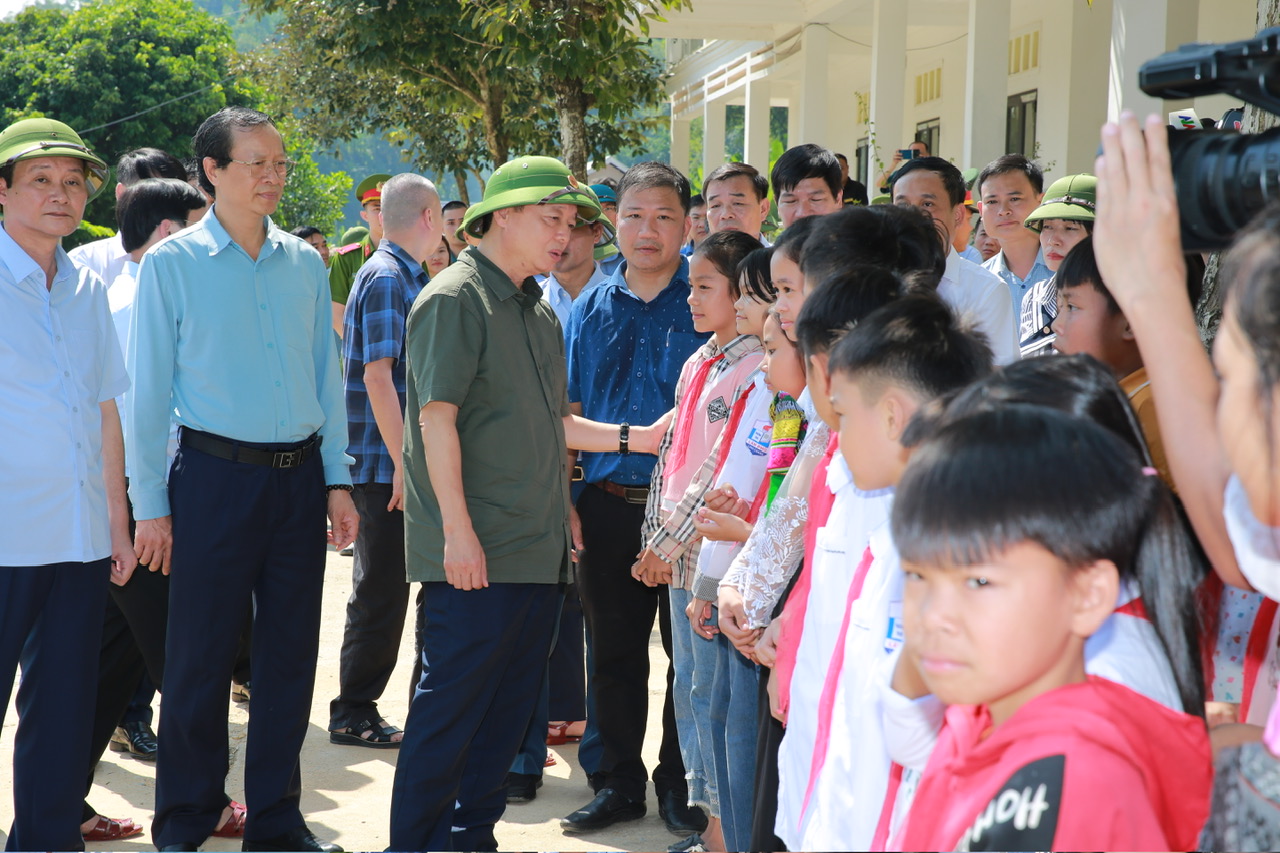 Phó Thủ tướng Trần Hồng Hà yêu cầu Thanh Hoá khẩn trương khôi phục hạ tầng xã hội thiết yếu bị ảnh hưởng bởi bão, lũ- Ảnh 2. Phó Thủ tướng Trần Hồng Hà yêu cầu Thanh Hoá khẩn trương khôi phục hạ tầng xã hội thiết yếu bị ảnh hưởng bởi bão, lũ- Ảnh 2.