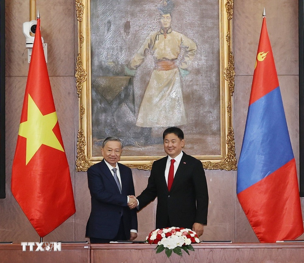 Tổng Bí thư, Chủ tịch nước Tô Lâm và Tổng thống Mông Cổ Ukhnaagiin Khurelsukh chụp ảnh chung. (Ảnh: Trí Dũng/TTXVN) ttxvn_hoi dam 2.jpg