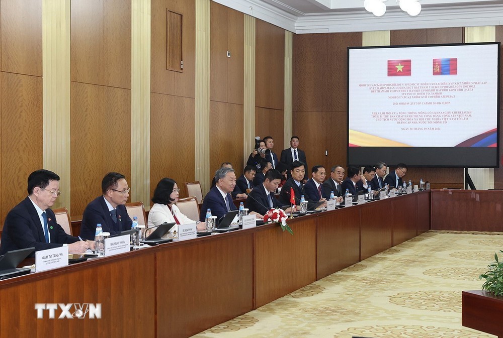 Tổng Bí thư, Chủ tịch nước Tô Lâm và Đoàn cấp cao Việt Nam tại cuộc hội đàm với Tổng thống Mông Cổ Ukhnaagiin Khurelsukh. (Ảnh: Trí Dũng/TTXVN) ttxvn_hoi dam 3.jpg