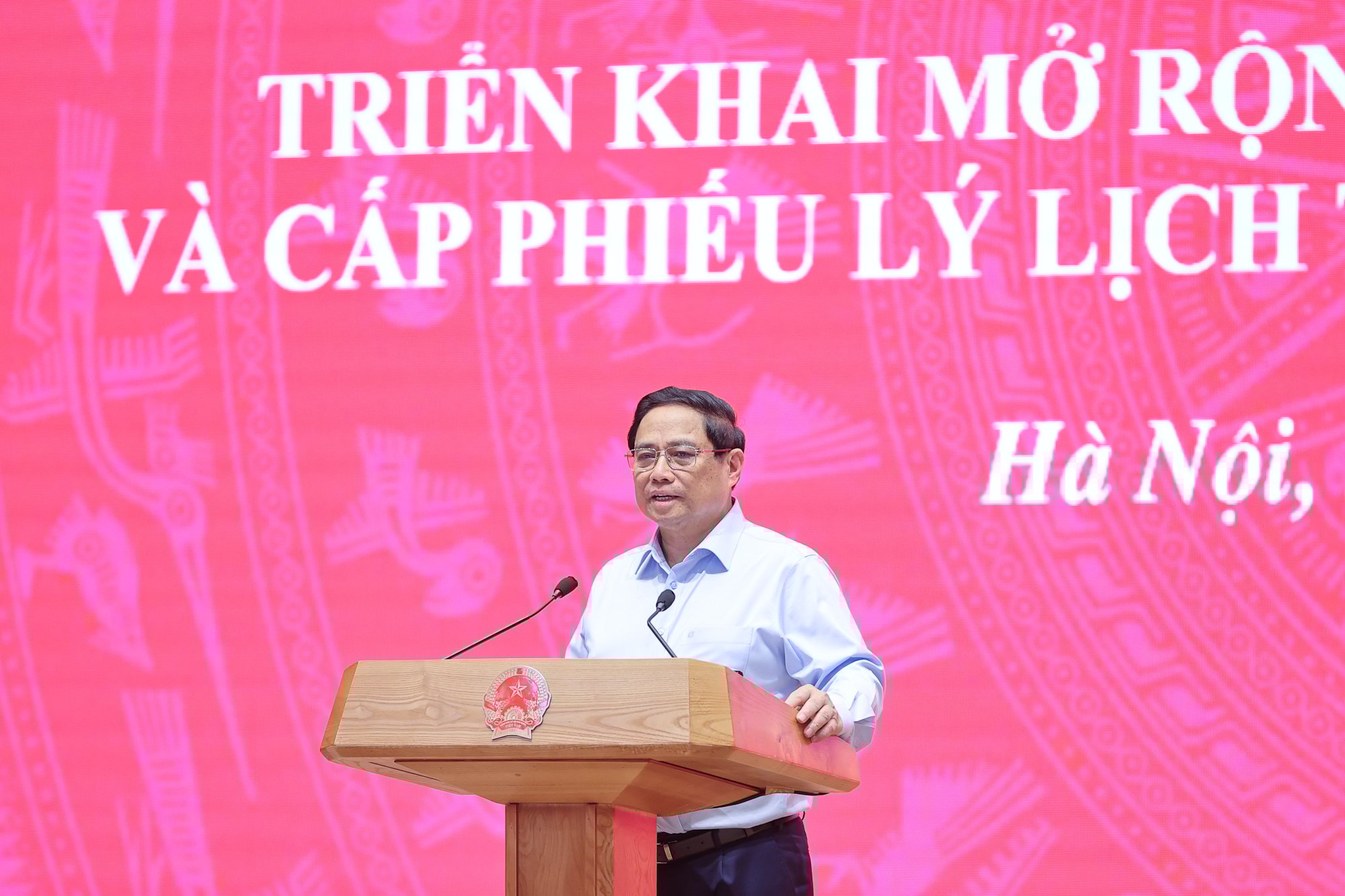 Mở rộng thí điểm sổ sức khỏe điện tử và cấp phiếu lý lịch tư pháp qua VneID trên toàn quốc- Ảnh 1. Mở rộng thí điểm sổ sức khỏe điện tử và cấp phiếu lý lịch tư pháp qua VneID trên toàn quốc- Ảnh 1.