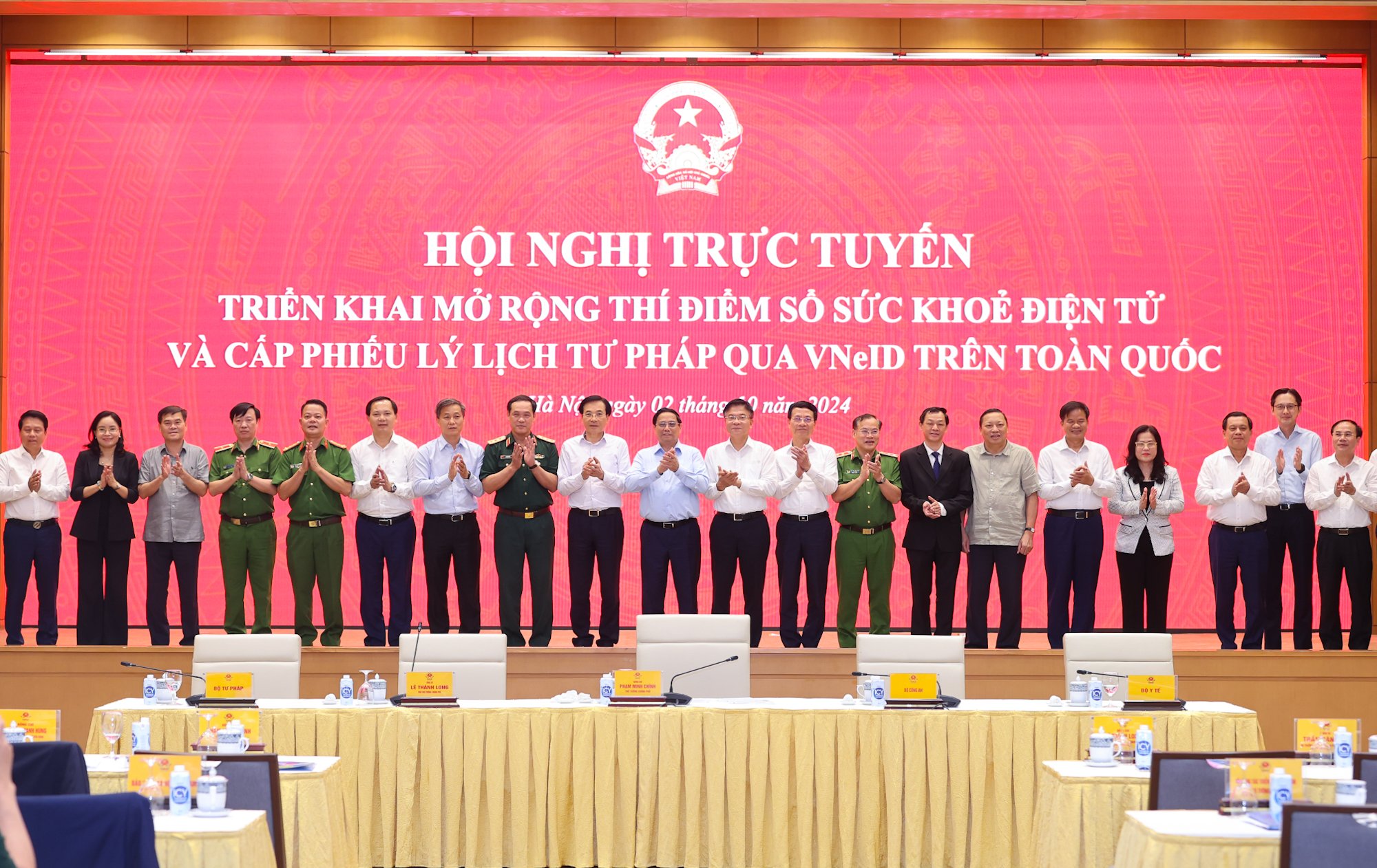 Thủ tướng: Mỗi công dân Việt Nam sẽ đều có sổ sức khoẻ điện tử- Ảnh 8. Thủ tướng: Mỗi công dân Việt Nam sẽ đều có sổ sức khoẻ điện tử- Ảnh 8.