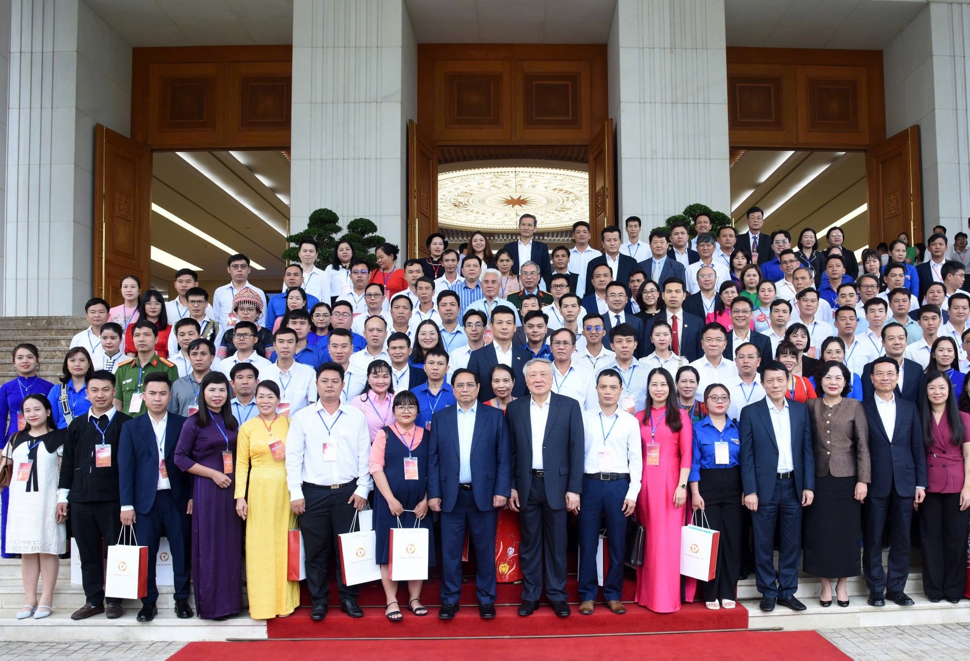 Thủ tướng: Đẩy mạnh 3 đột phá chiến lược số, thực hiện mục tiêu kép về chuyển đổi số- Ảnh 10. Thủ tướng: Đẩy mạnh 3 đột phá chiến lược số, thực hiện mục tiêu kép về chuyển đổi số- Ảnh 10.
