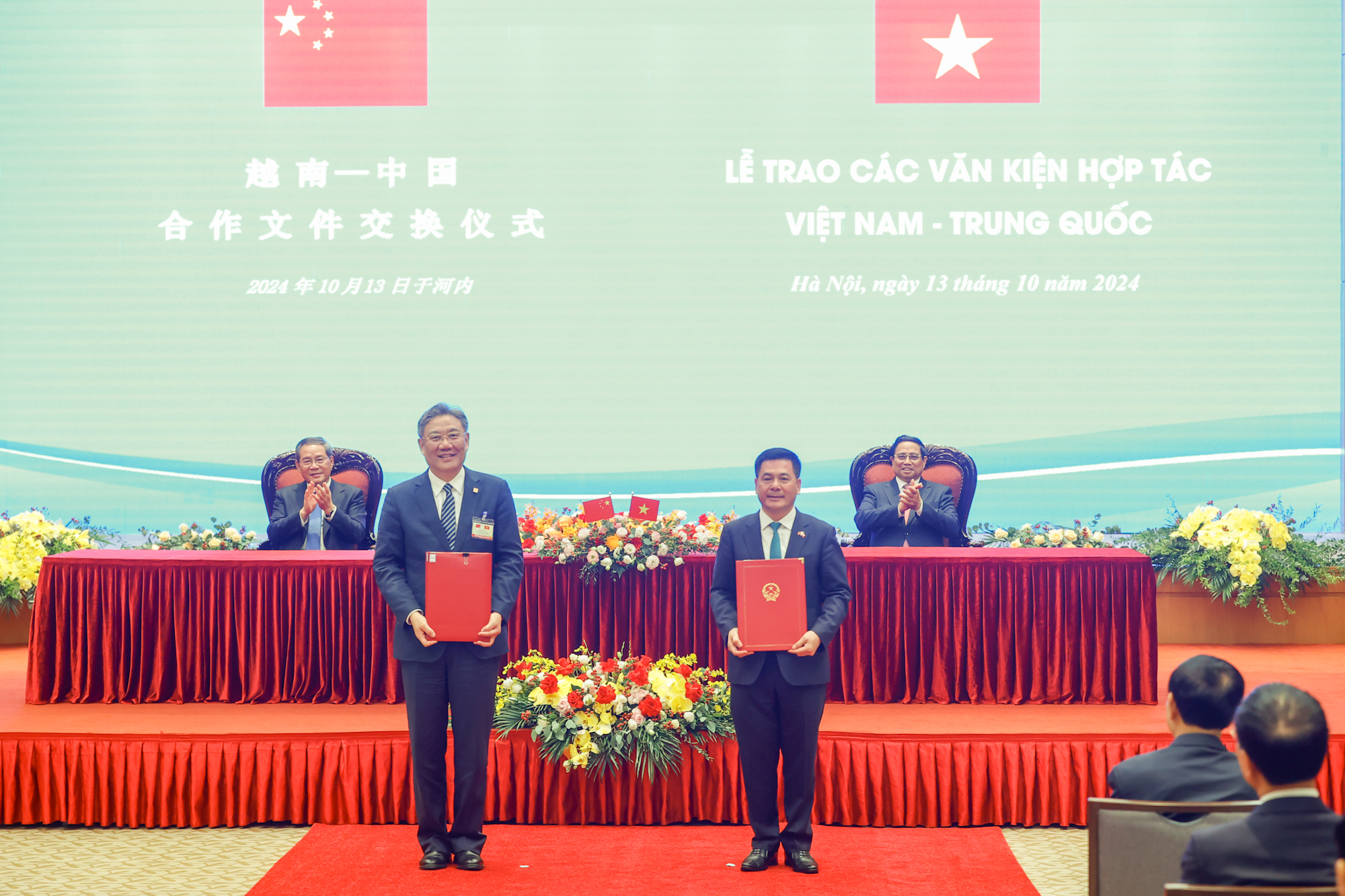 Việt Nam - Trung Quốc trao 10 văn kiện hợp tác quan trọng- Ảnh 4. Việt Nam - Trung Quốc trao 10 văn kiện hợp tác quan trọng- Ảnh 4.