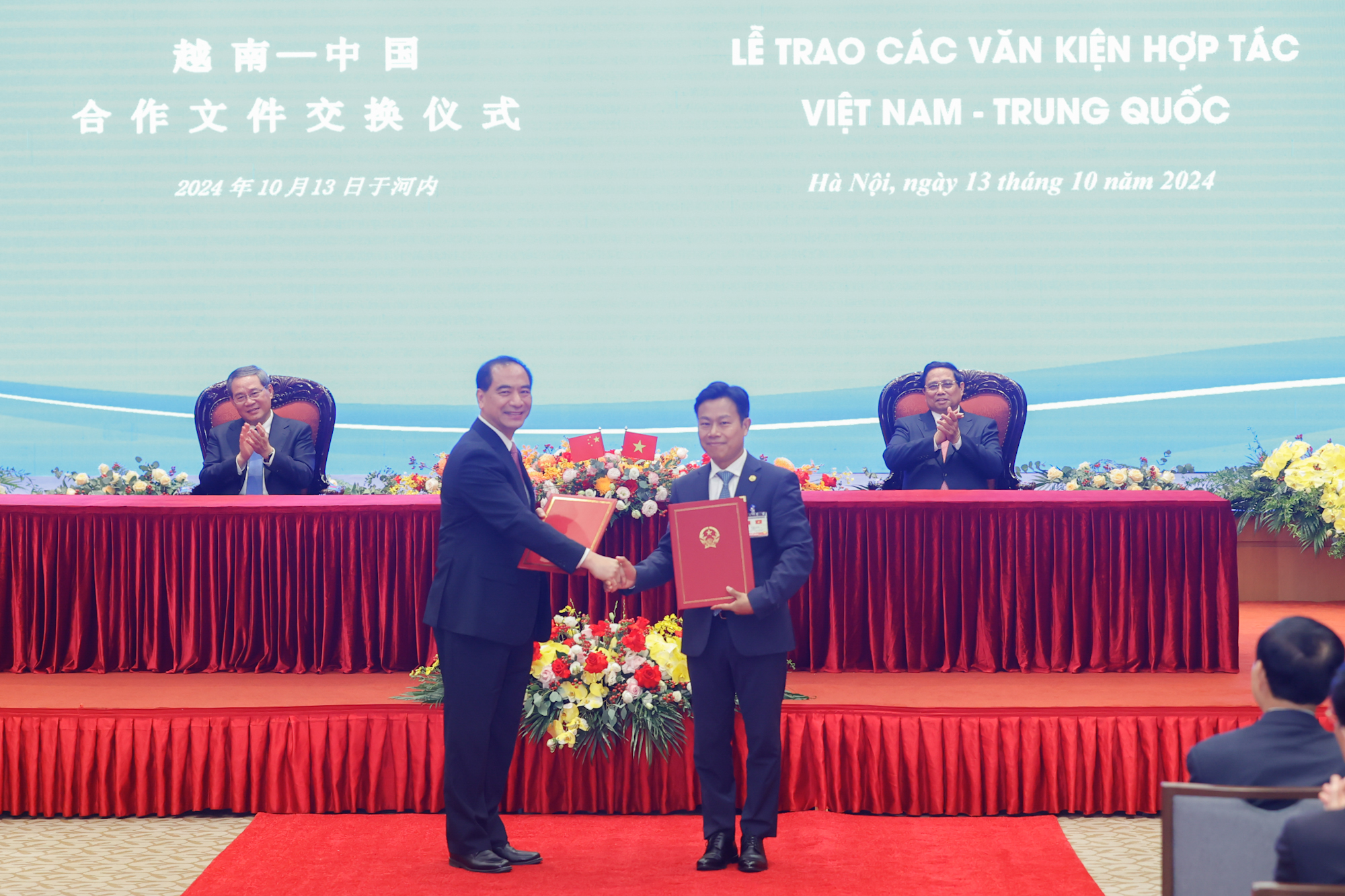 Việt Nam - Trung Quốc trao 10 văn kiện hợp tác quan trọng- Ảnh 7. Việt Nam - Trung Quốc trao 10 văn kiện hợp tác quan trọng- Ảnh 7.