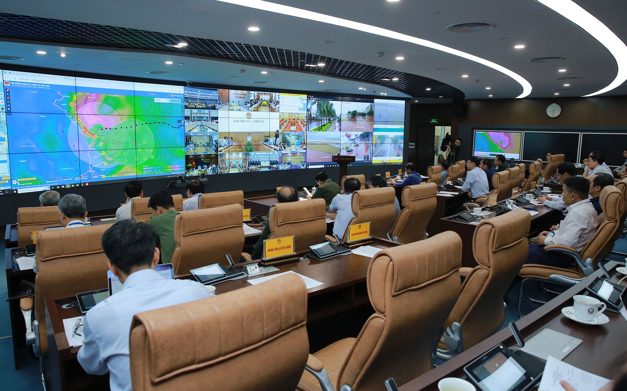 Phó Thủ tướng Trần Hồng Hà chỉ đạo công tác ứng phó với bão số 6- Ảnh 3. Phó Thủ tướng Trần Hồng Hà chỉ đạo công tác ứng phó với bão số 6- Ảnh 3.