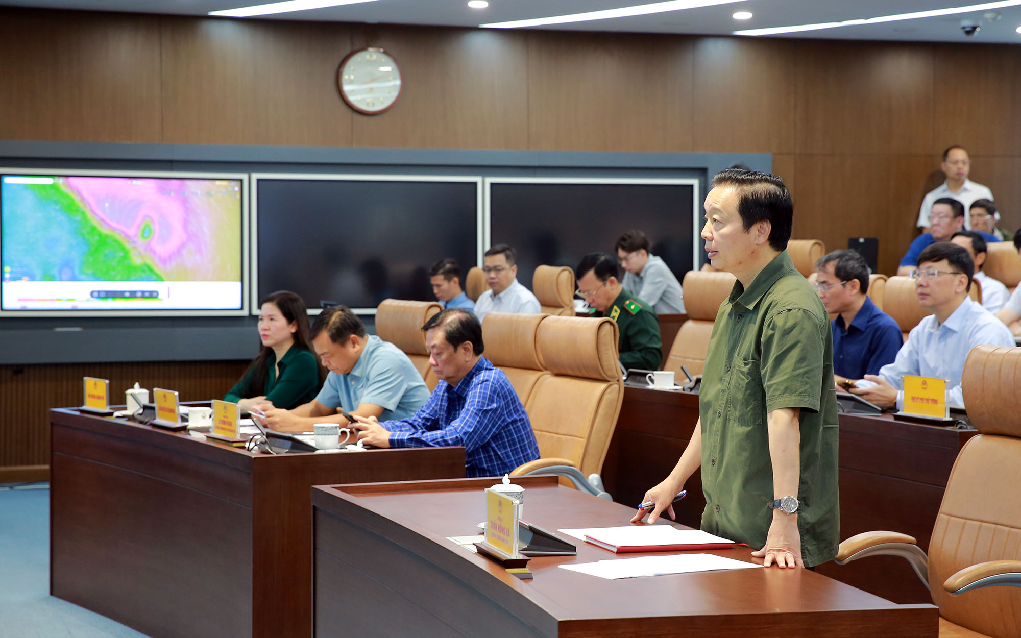 Phó Thủ tướng Trần Hồng Hà chỉ đạo công tác ứng phó với bão số 6- Ảnh 1. Phó Thủ tướng Trần Hồng Hà chỉ đạo công tác ứng phó với bão số 6- Ảnh 1.