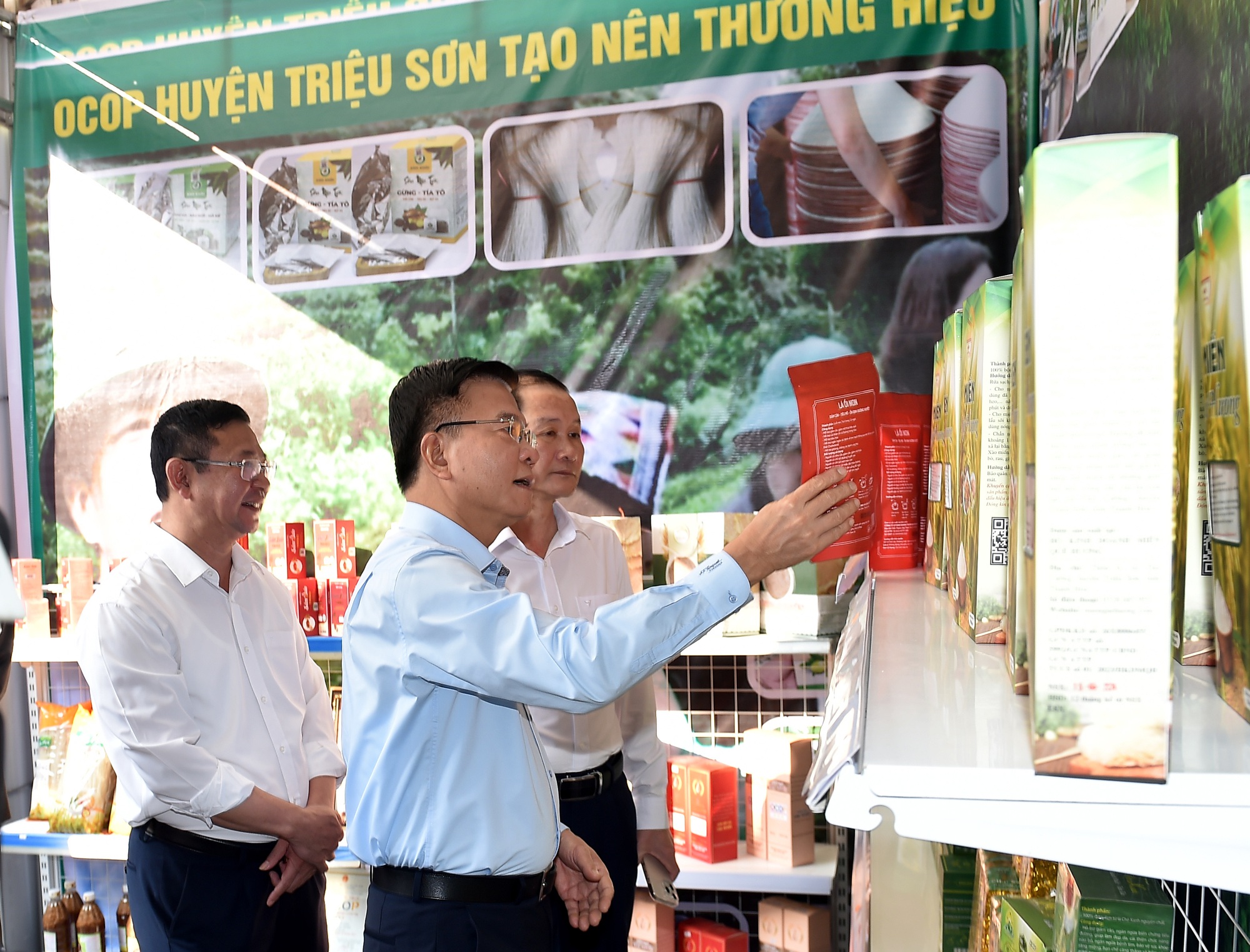 Phó Thủ tướng Lê Thành Long dự Ngày hội Đại đoàn kết toàn dân tộc tại Thanh Hóa- Ảnh 7. Phó Thủ tướng Lê Thành Long dự Ngày hội Đại đoàn kết toàn dân tộc tại Thanh Hóa- Ảnh 7.