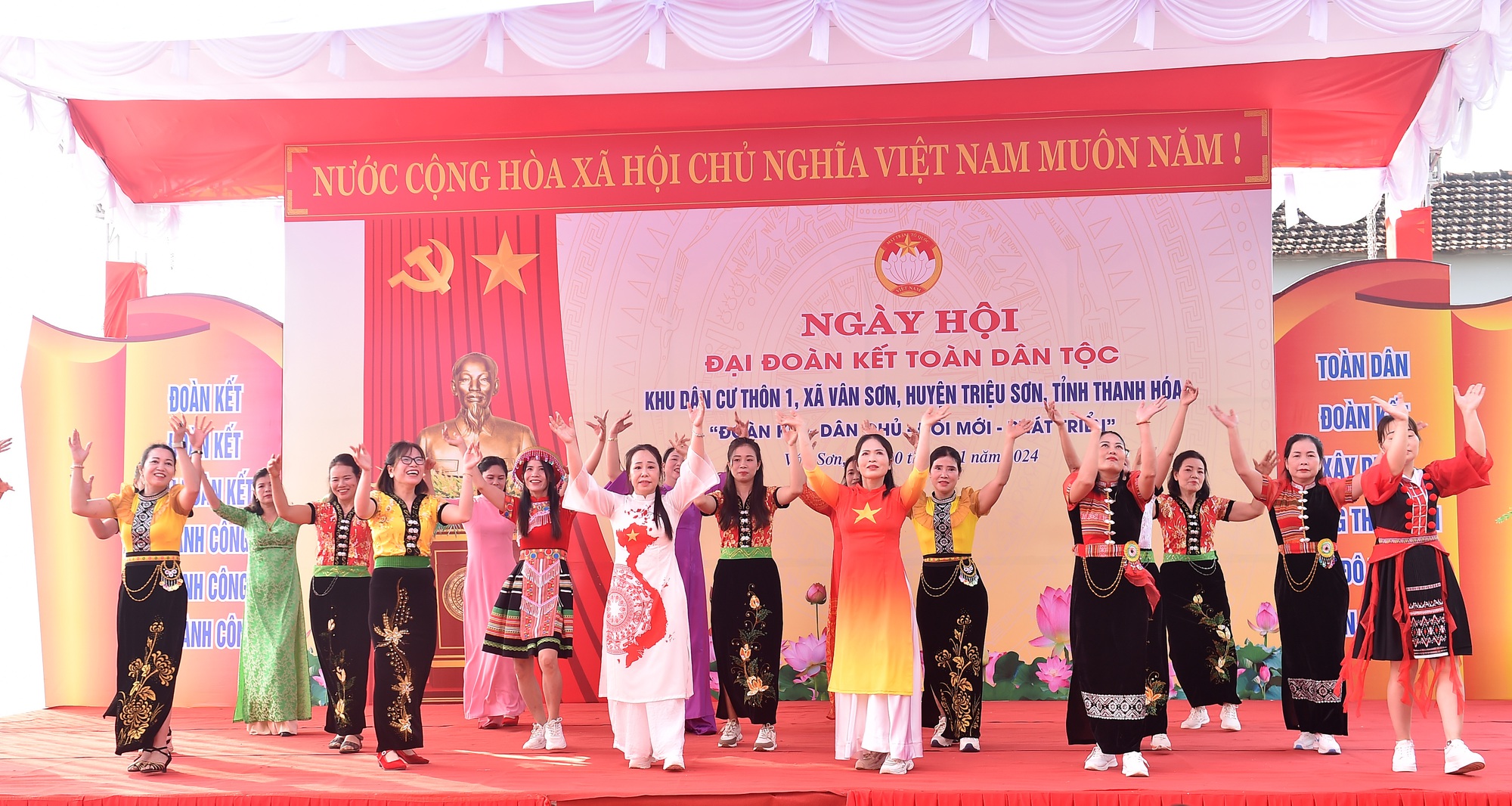 Phó Thủ tướng Lê Thành Long dự Ngày hội Đại đoàn kết toàn dân tộc tại Thanh Hóa- Ảnh 5. Phó Thủ tướng Lê Thành Long dự Ngày hội Đại đoàn kết toàn dân tộc tại Thanh Hóa- Ảnh 5.