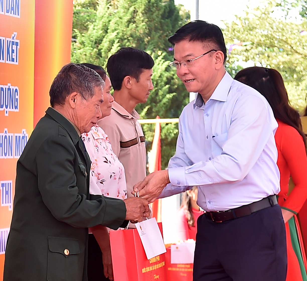 Phó Thủ tướng Lê Thành Long dự Ngày hội Đại đoàn kết toàn dân tộc tại Thanh Hóa- Ảnh 3. Phó Thủ tướng Lê Thành Long dự Ngày hội Đại đoàn kết toàn dân tộc tại Thanh Hóa- Ảnh 3.
