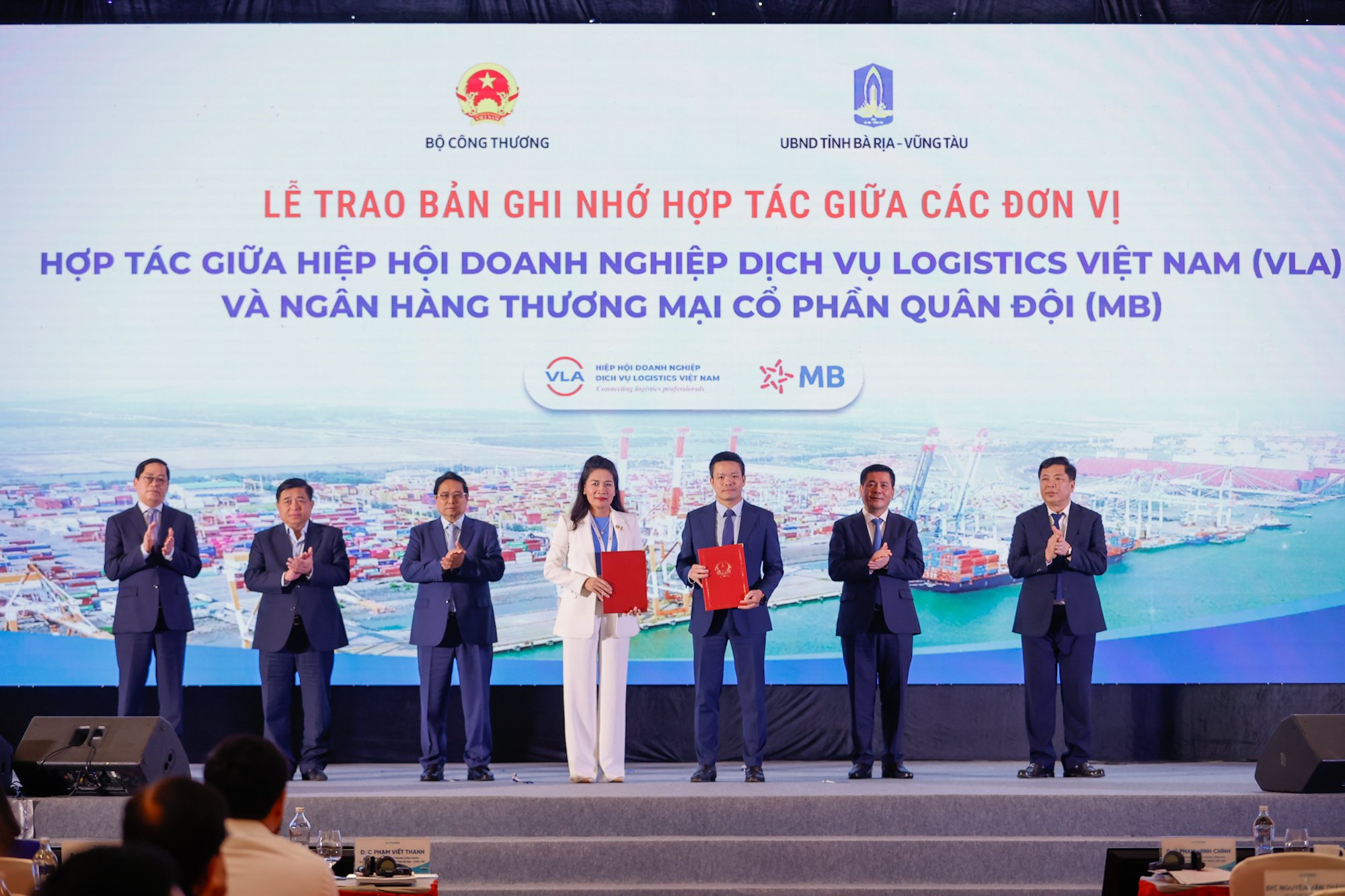 Thủ tướng: Xây dựng và phát triển quốc gia thương mại tự do- Ảnh 11. Thủ tướng: Xây dựng và phát triển quốc gia thương mại tự do- Ảnh 11.