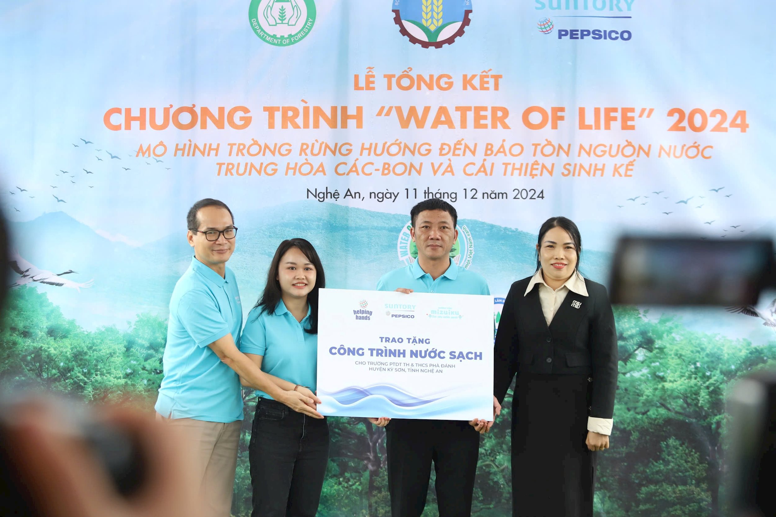 1-suntory-pepsico-viet-nam-da-trao-tang-may-loc-nuoc-cho-phong-giao-duc-dao-tao-huyen-ky-son-tinh-nghe-an.jpg
