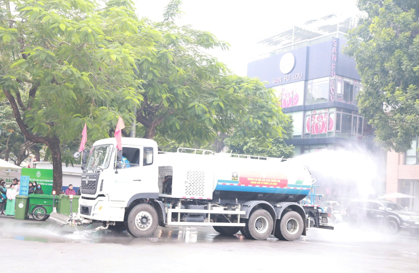 5.-sau-le-phat-dong-cong-nhan-cong-ty-urenco-ha-noi-ra-quan-don-ve-sinh-phun-nuoc-rua-duong-lam-sach-moi-truong.-anh-hoang-son.png