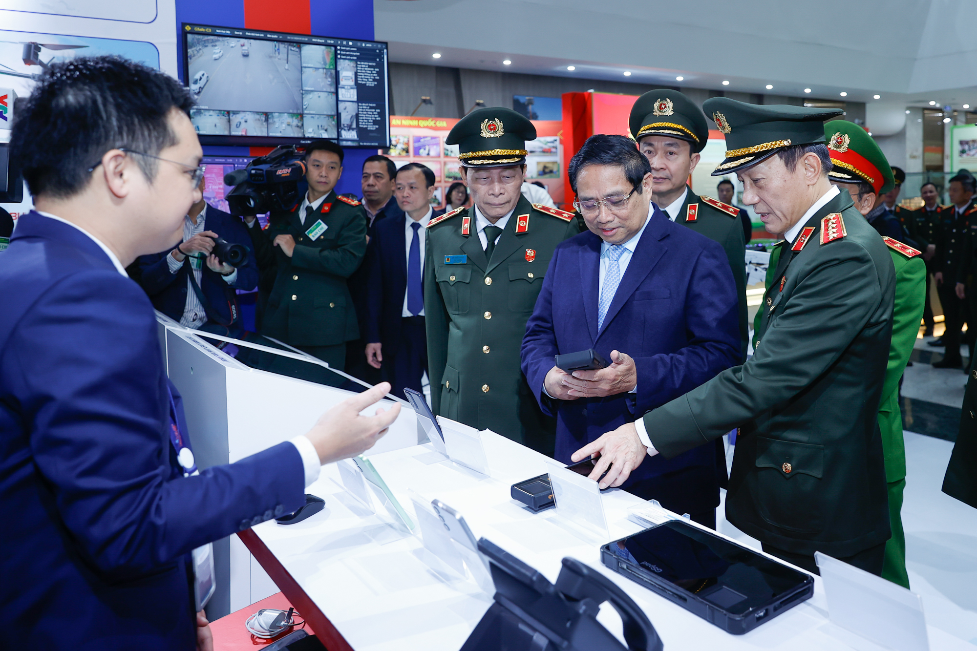 Thủ tướng: Lực lượng công an nhân dân gương mẫu đi đầu tăng tốc bứt phá- Ảnh 8. Thủ tướng: Lực lượng công an nhân dân gương mẫu đi đầu tăng tốc bứt phá- Ảnh 8.