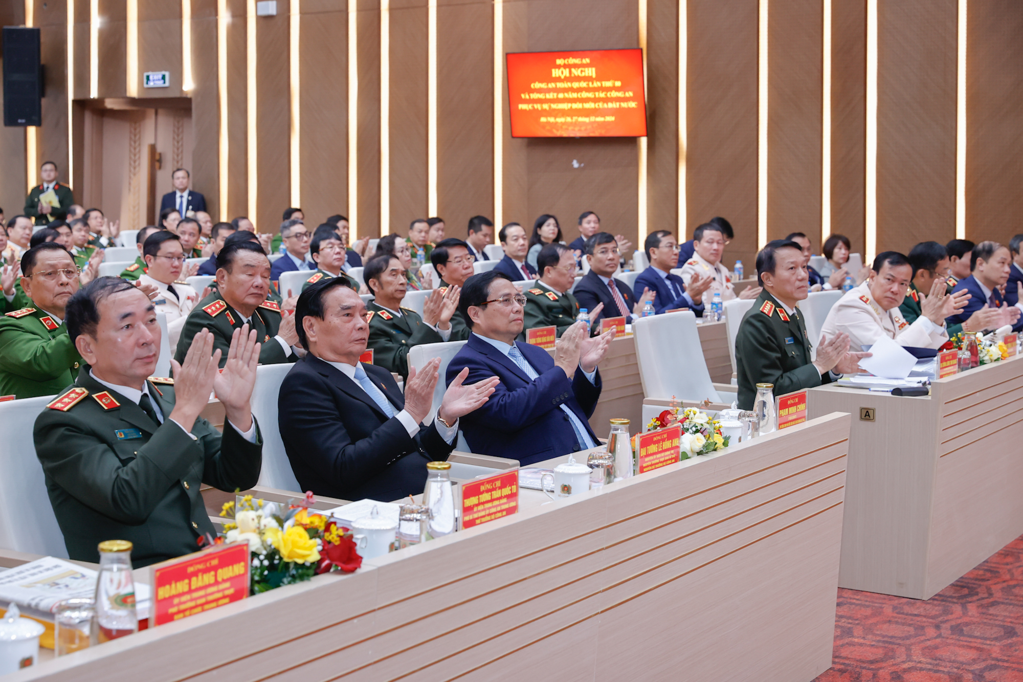 Thủ tướng: Lực lượng công an nhân dân gương mẫu đi đầu tăng tốc bứt phá- Ảnh 4. Thủ tướng: Lực lượng công an nhân dân gương mẫu đi đầu tăng tốc bứt phá- Ảnh 4.