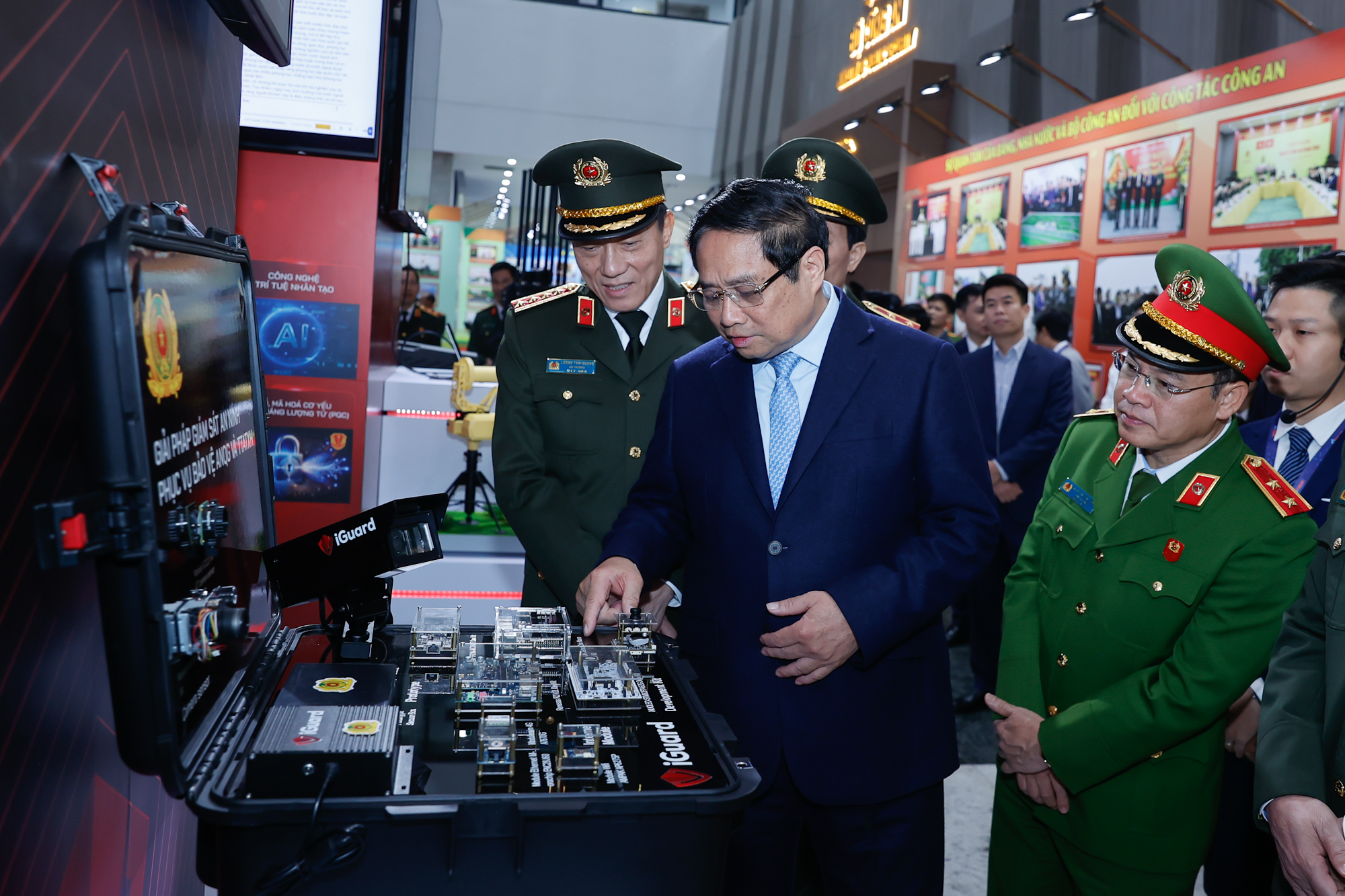 Thủ tướng: Lực lượng công an nhân dân gương mẫu đi đầu tăng tốc bứt phá- Ảnh 7. Thủ tướng: Lực lượng công an nhân dân gương mẫu đi đầu tăng tốc bứt phá- Ảnh 7.