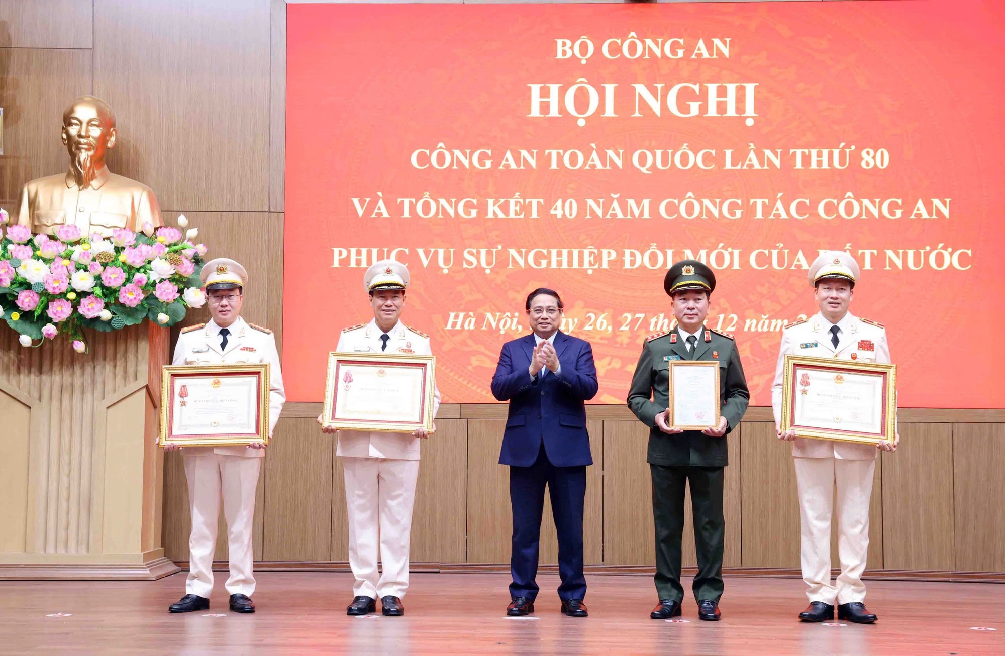 Thủ tướng: Lực lượng công an nhân dân gương mẫu đi đầu tăng tốc bứt phá- Ảnh 6. Thủ tướng: Lực lượng công an nhân dân gương mẫu đi đầu tăng tốc bứt phá- Ảnh 6.