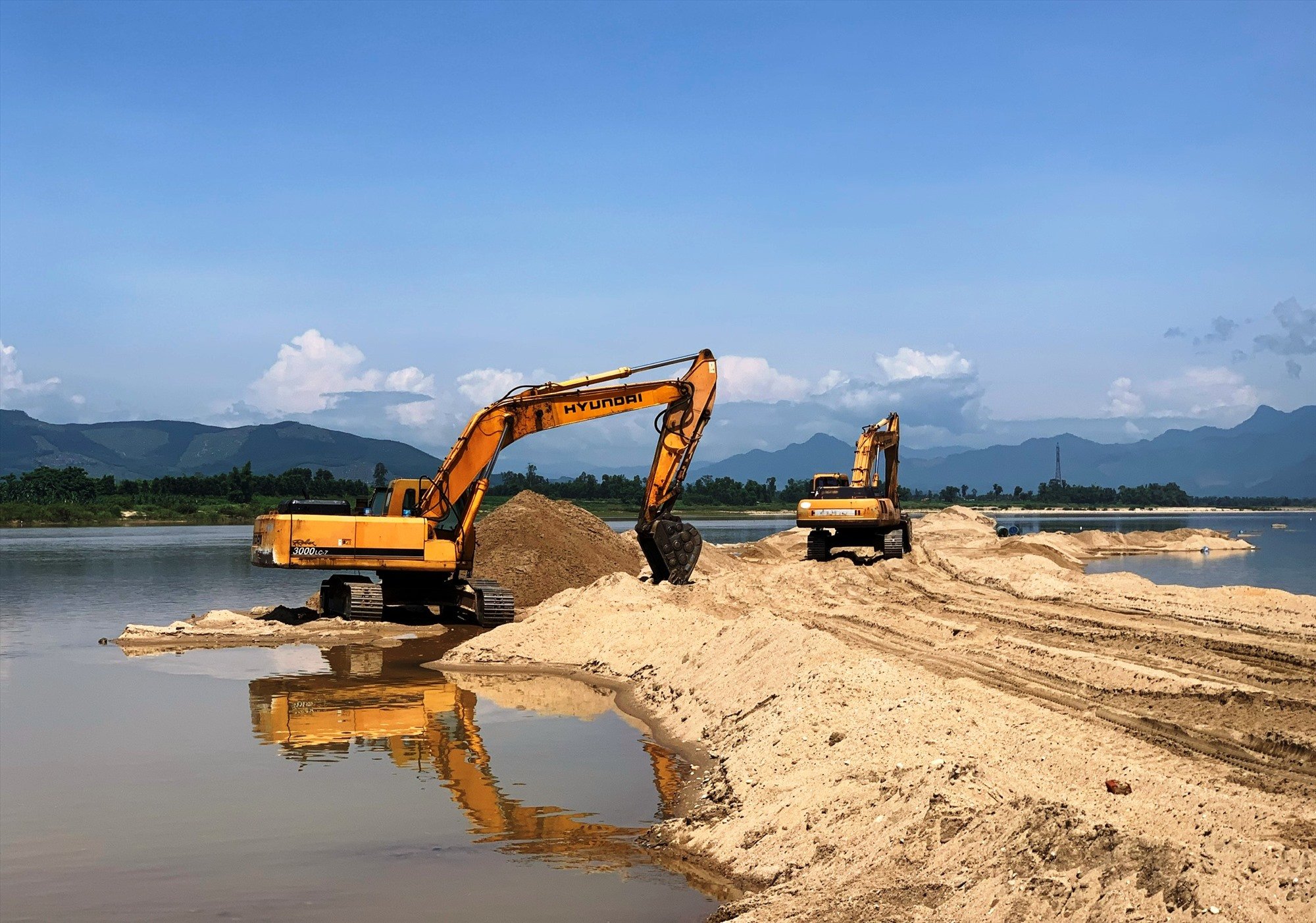 Thay đổi khung thời gian khai thác cát, sỏi lòng sông- Ảnh 1. Thay đổi khung thời gian khai thác cát, sỏi lòng sông- Ảnh 1.