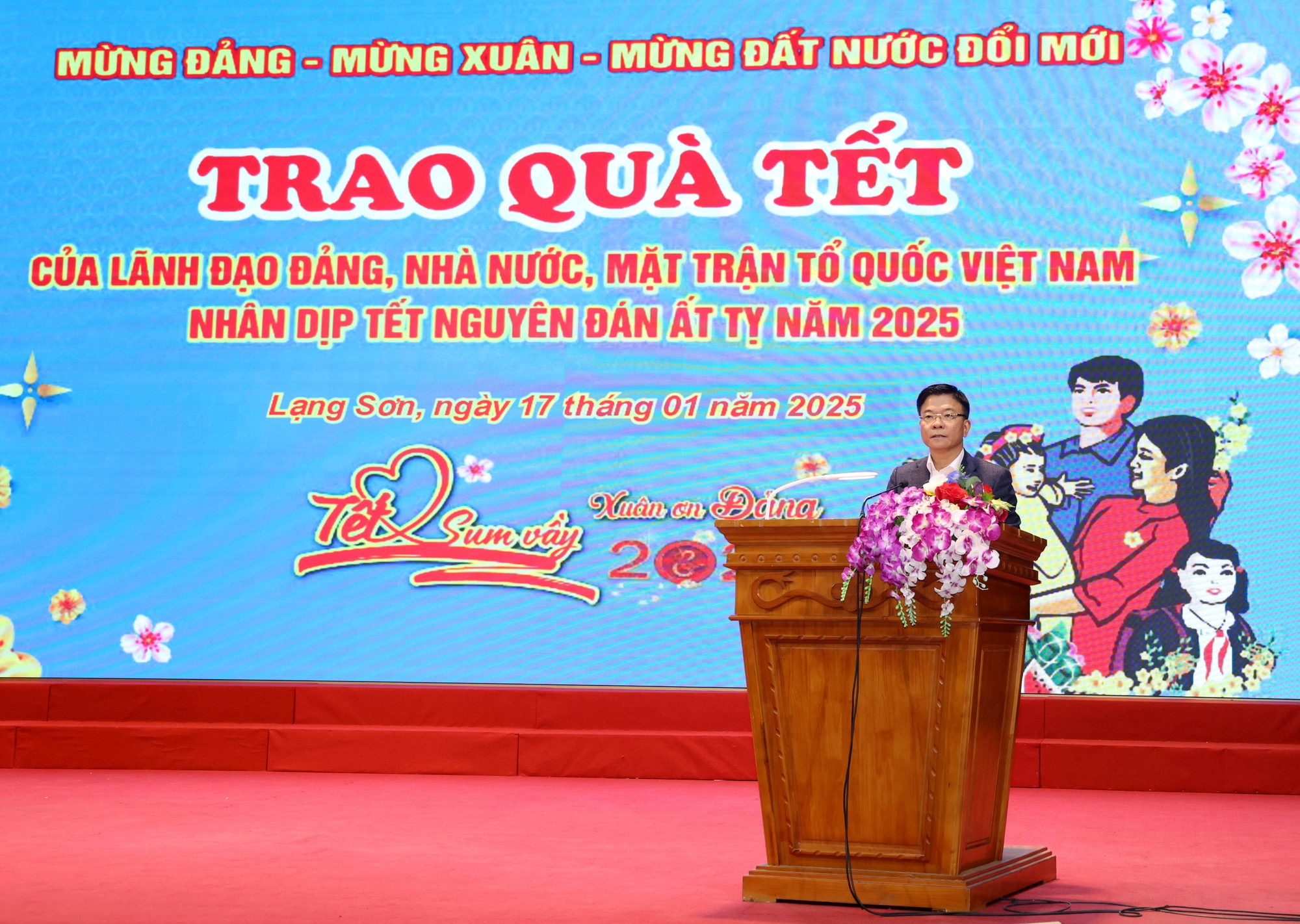 Phó Thủ tướng Lê Thành Long thăm, tặng quà Tết tại tỉnh Lạng Sơn- Ảnh 2. Phó Thủ tướng Lê Thành Long thăm, tặng quà Tết tại tỉnh Lạng Sơn- Ảnh 2.