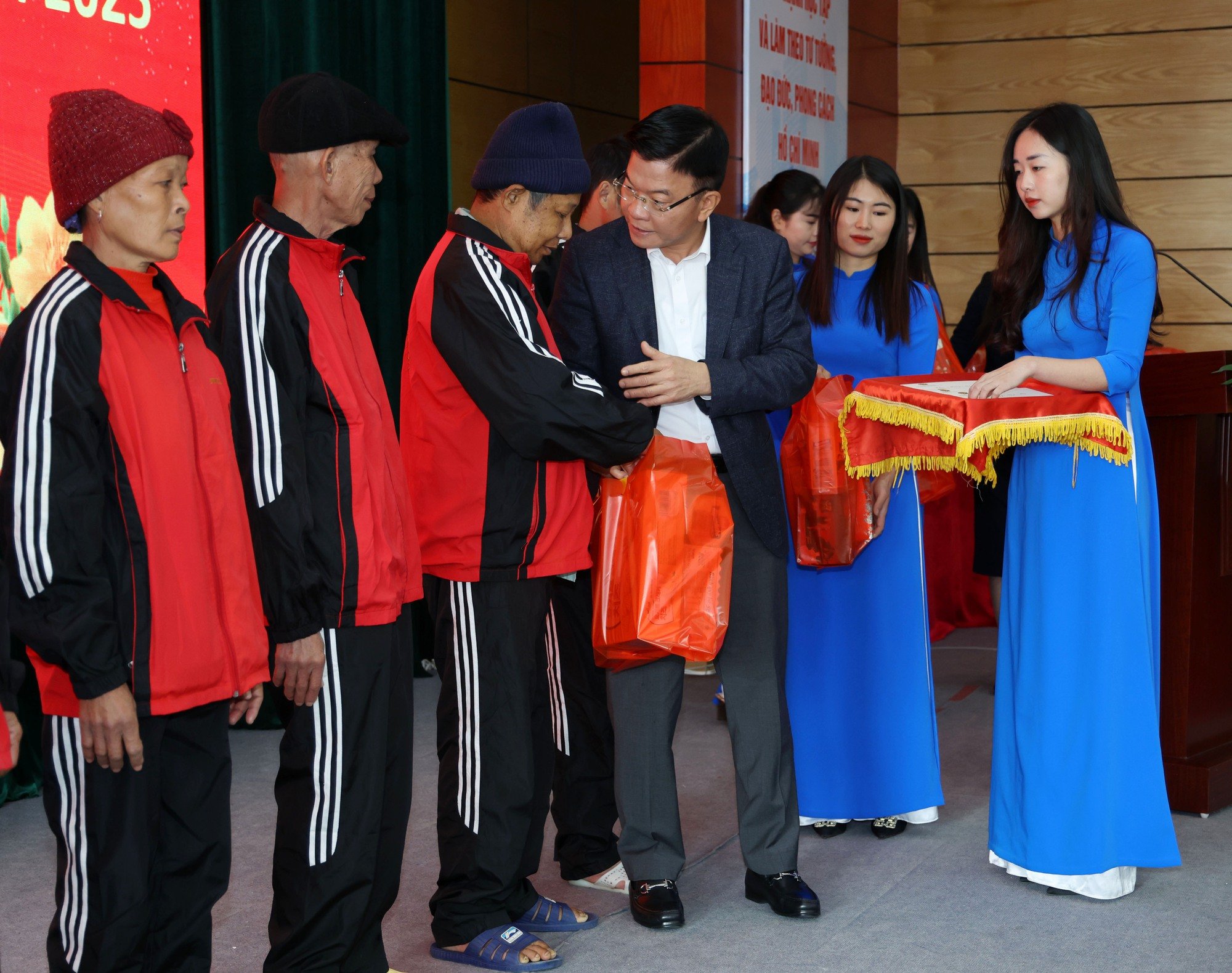Phó Thủ tướng Lê Thành Long thăm, tặng quà Tết tại tỉnh Lạng Sơn- Ảnh 6. Phó Thủ tướng Lê Thành Long thăm, tặng quà Tết tại tỉnh Lạng Sơn- Ảnh 6.