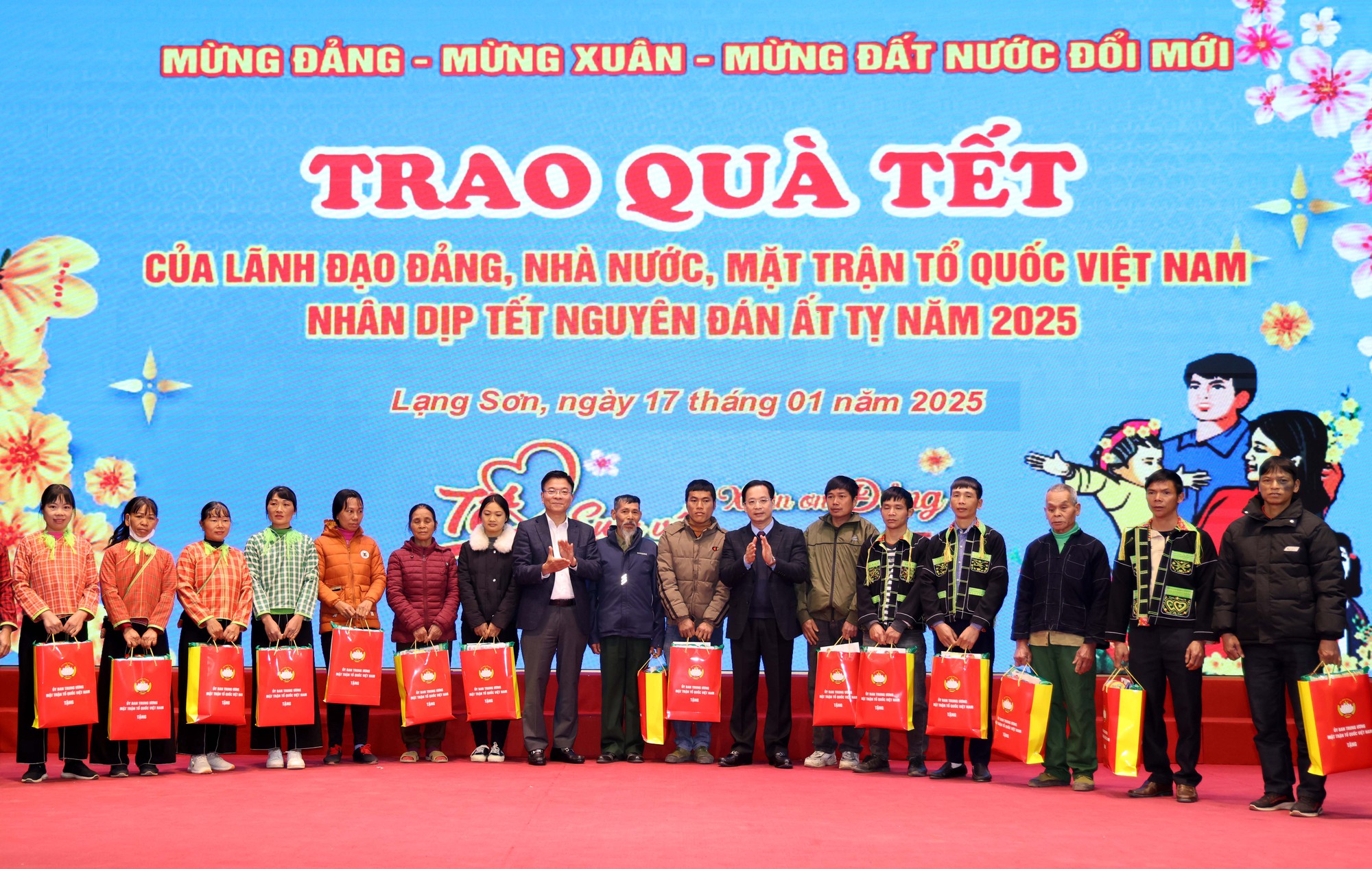 Phó Thủ tướng Lê Thành Long thăm, tặng quà Tết tại tỉnh Lạng Sơn- Ảnh 4. Phó Thủ tướng Lê Thành Long thăm, tặng quà Tết tại tỉnh Lạng Sơn- Ảnh 4.
