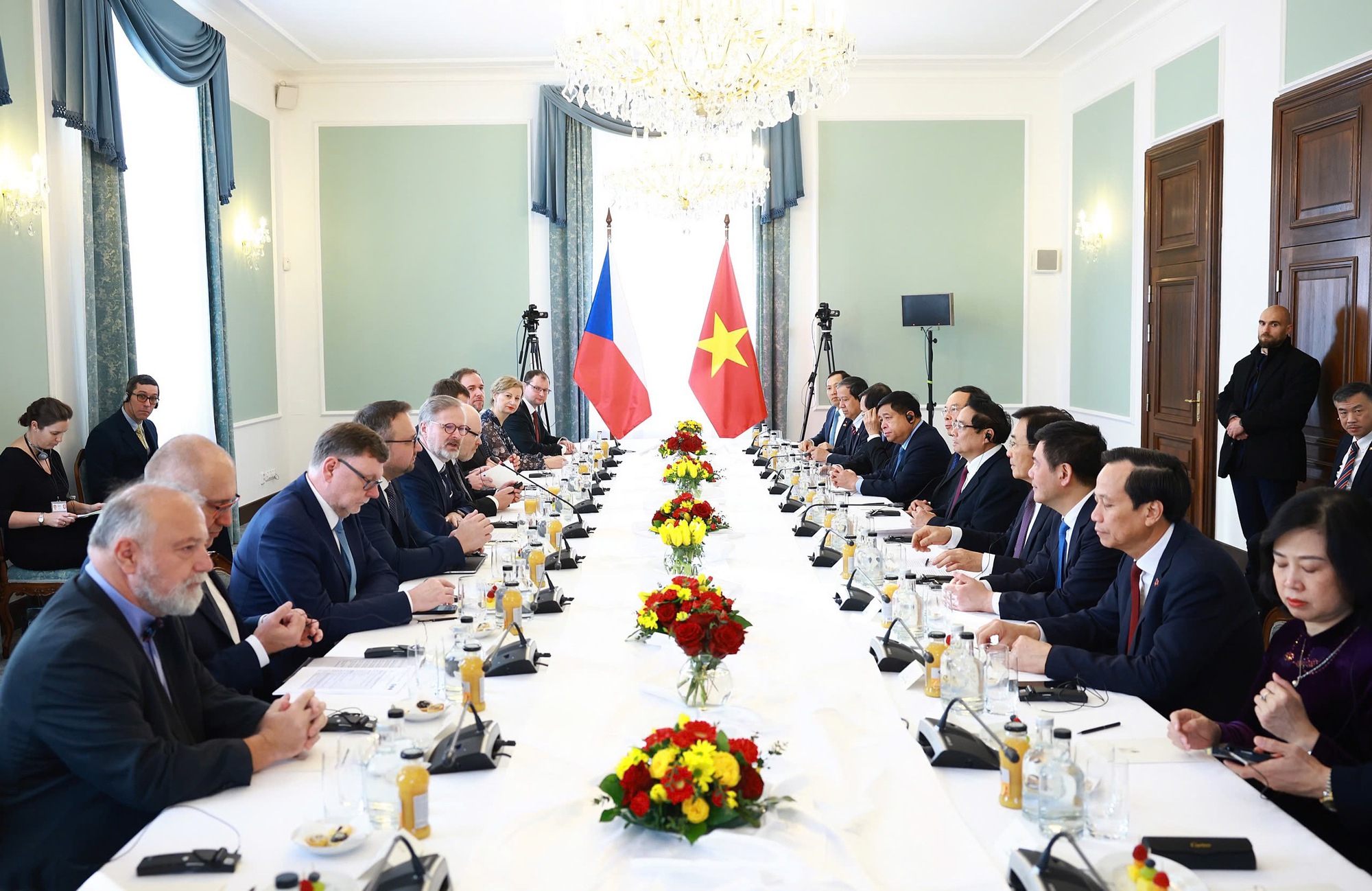 Hai Thủ tướng Việt Nam và Czech hội đàm, xác lập dấu mốc lịch sử mới trong quan hệ song phương- Ảnh 3. Hai Thủ tướng Việt Nam và Czech hội đàm, xác lập dấu mốc lịch sử mới trong quan hệ song phương- Ảnh 3.